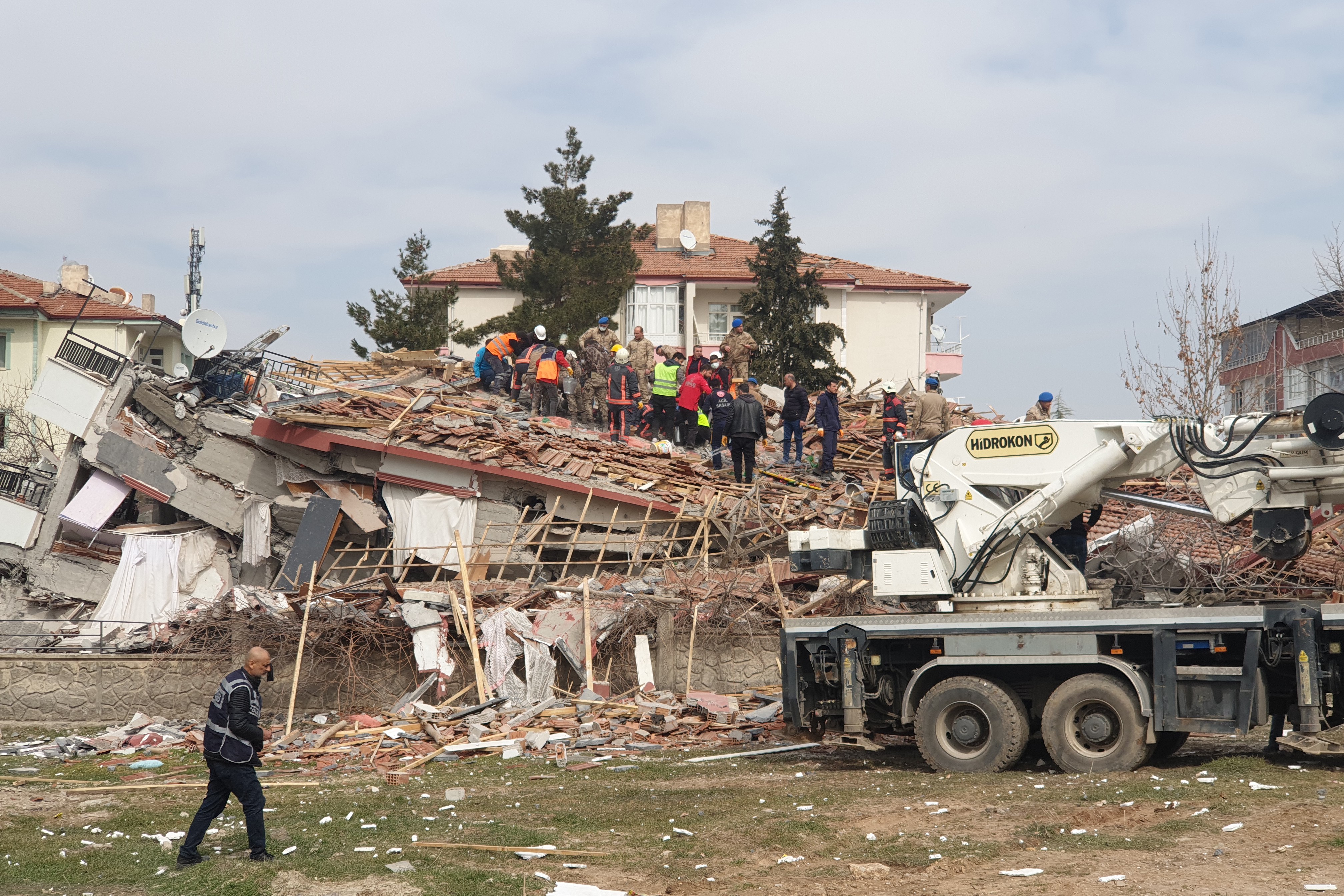 Malatya'da depremin ardından yıkılan bina