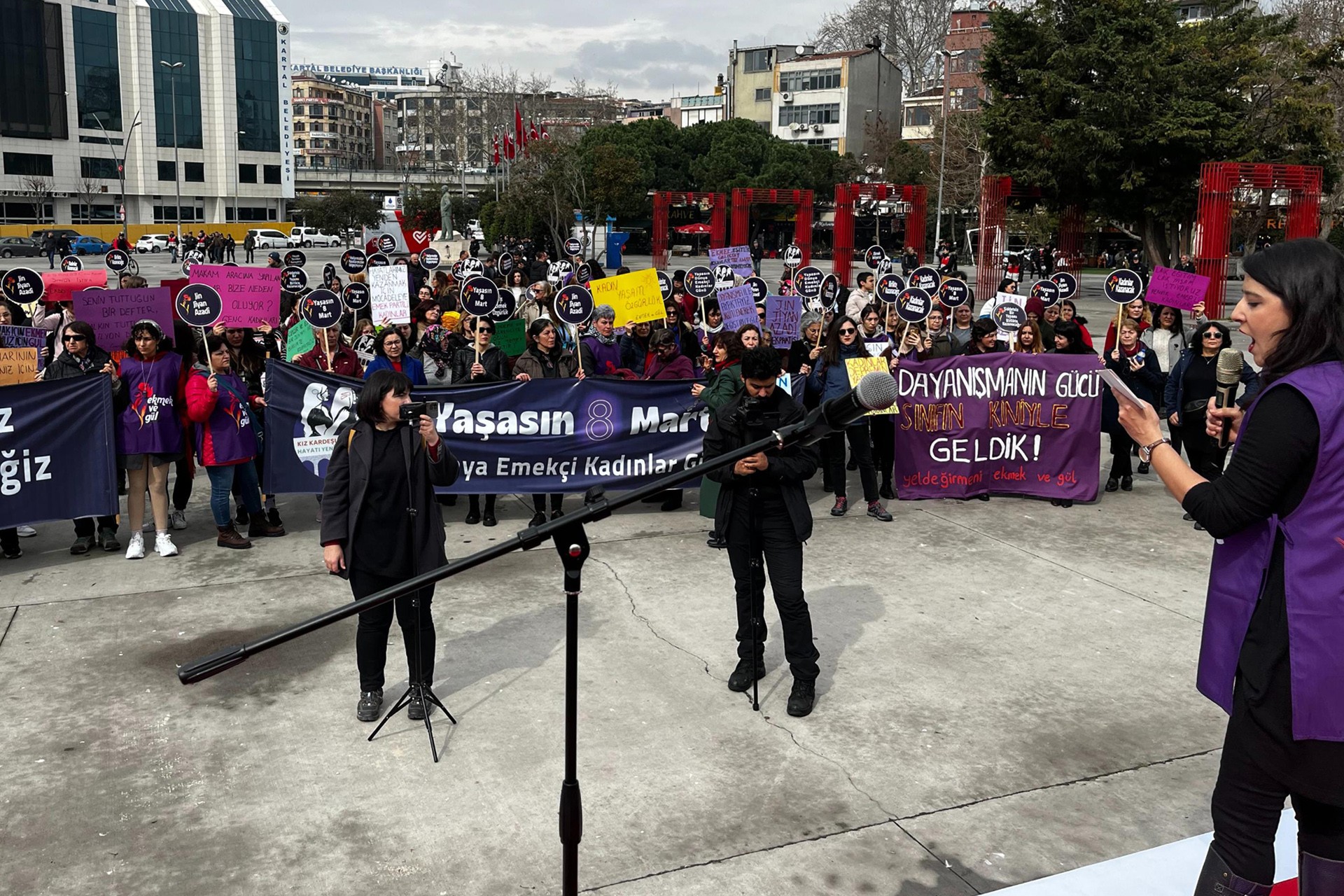 Adana'da gerçekleştirilen bir kadın eyleminden fotoğraf.