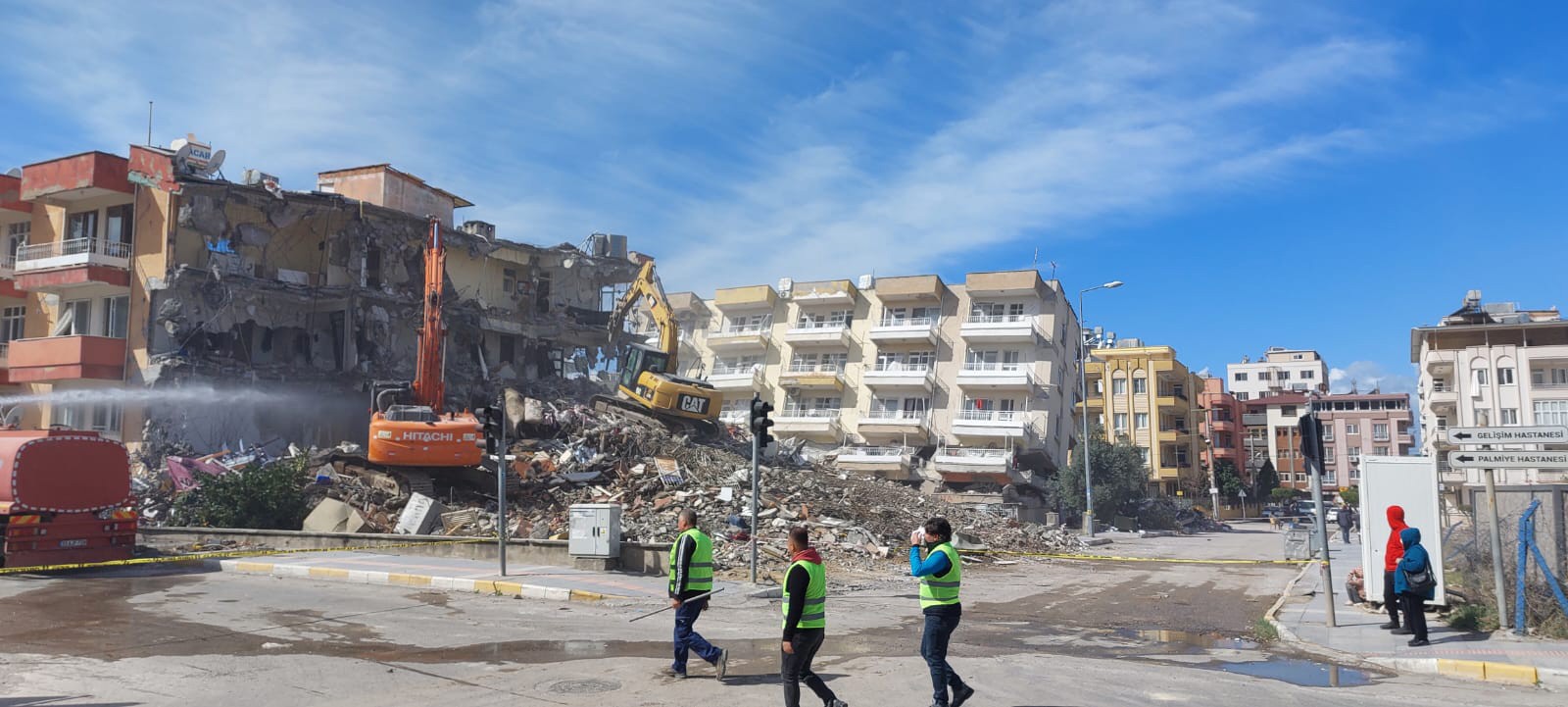 İskenderun'da bina yıkımı.