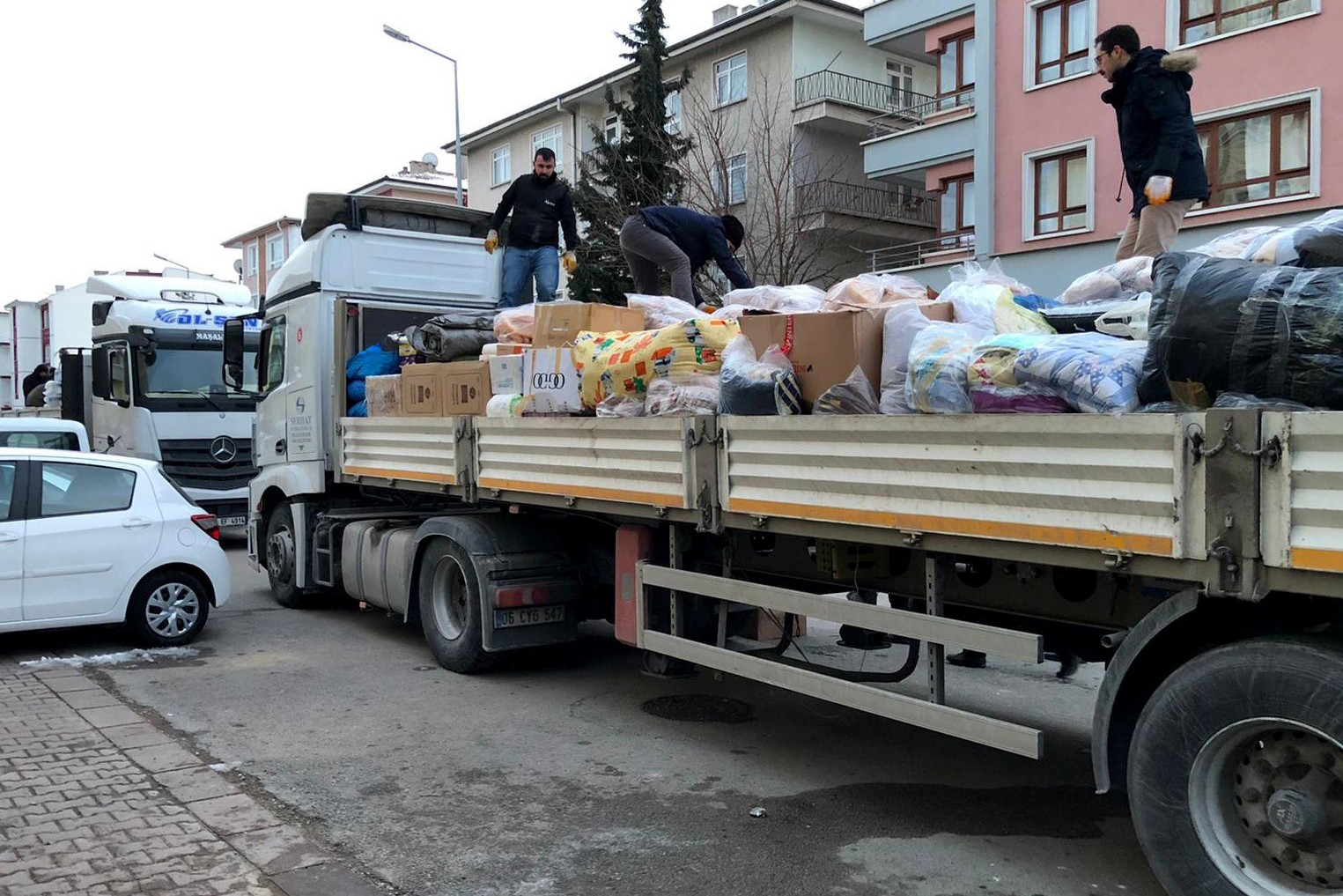 Depremzedelere gönderilen yardım malzemeleri