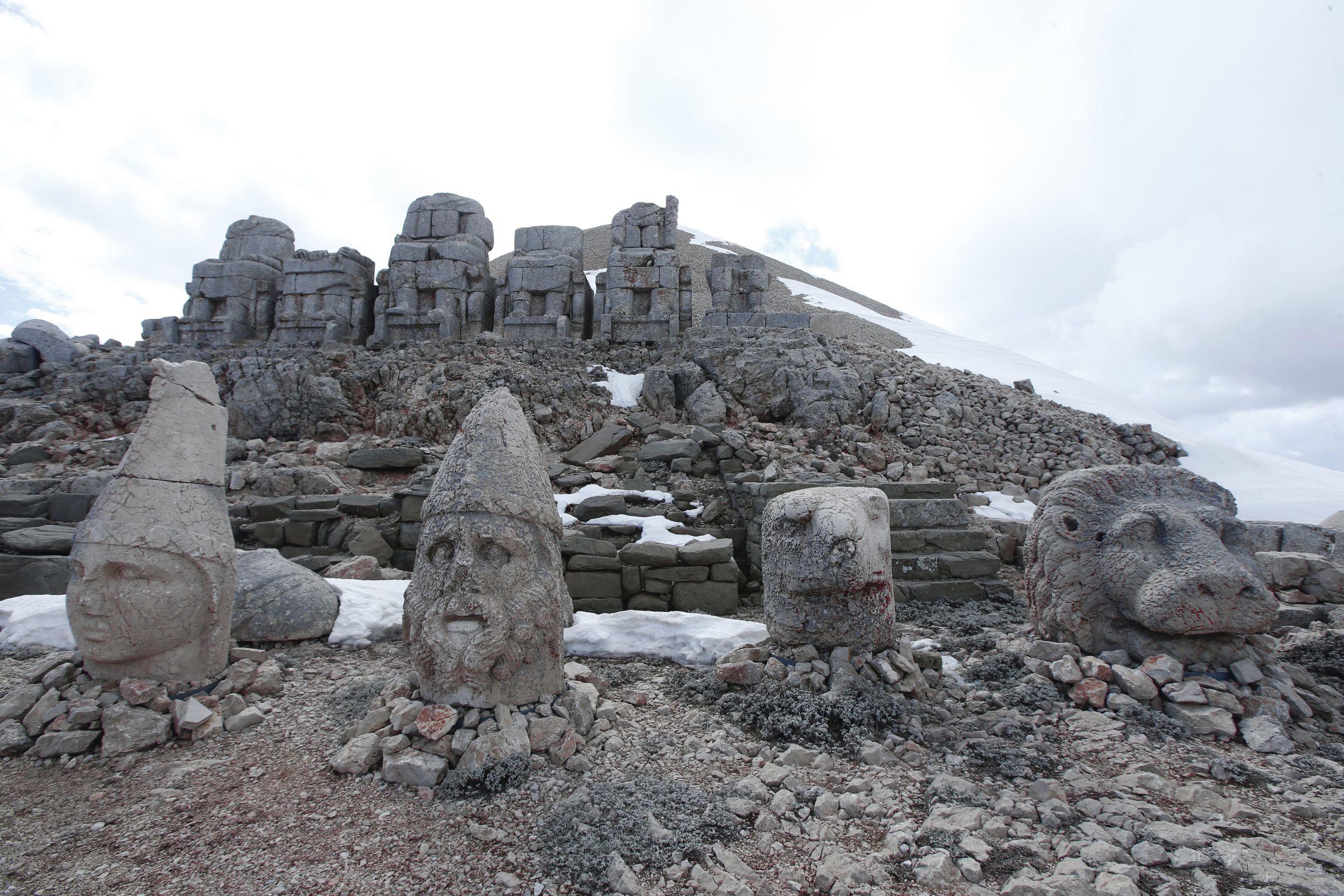 Nemrut Dağı Ören Yeri'nde bulunan Kommagene Krallığı'na ait dev heykeller