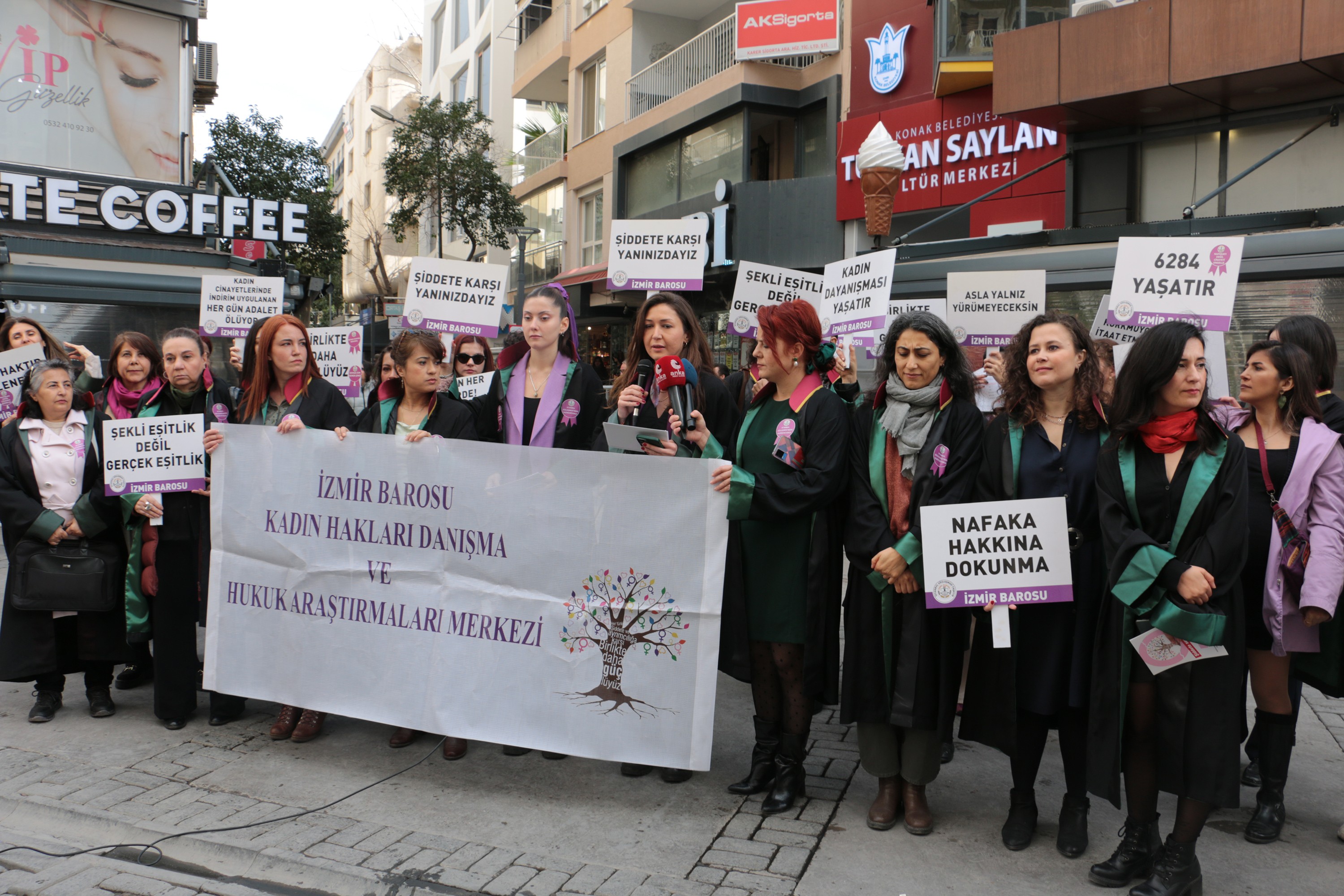 İzmir Barosu'ndan kadın avukatların açıklaması