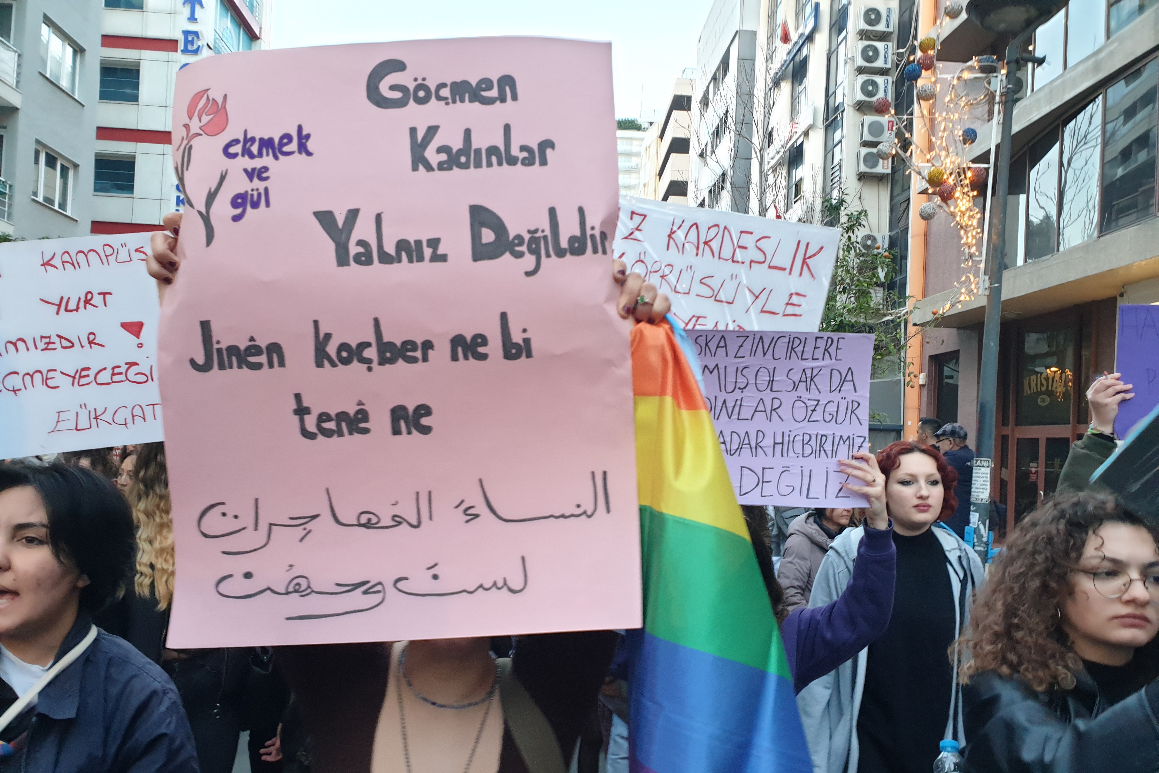 İzmir'de 8 Mart eylemlerine katılan kadınların taşıdığı dövizler