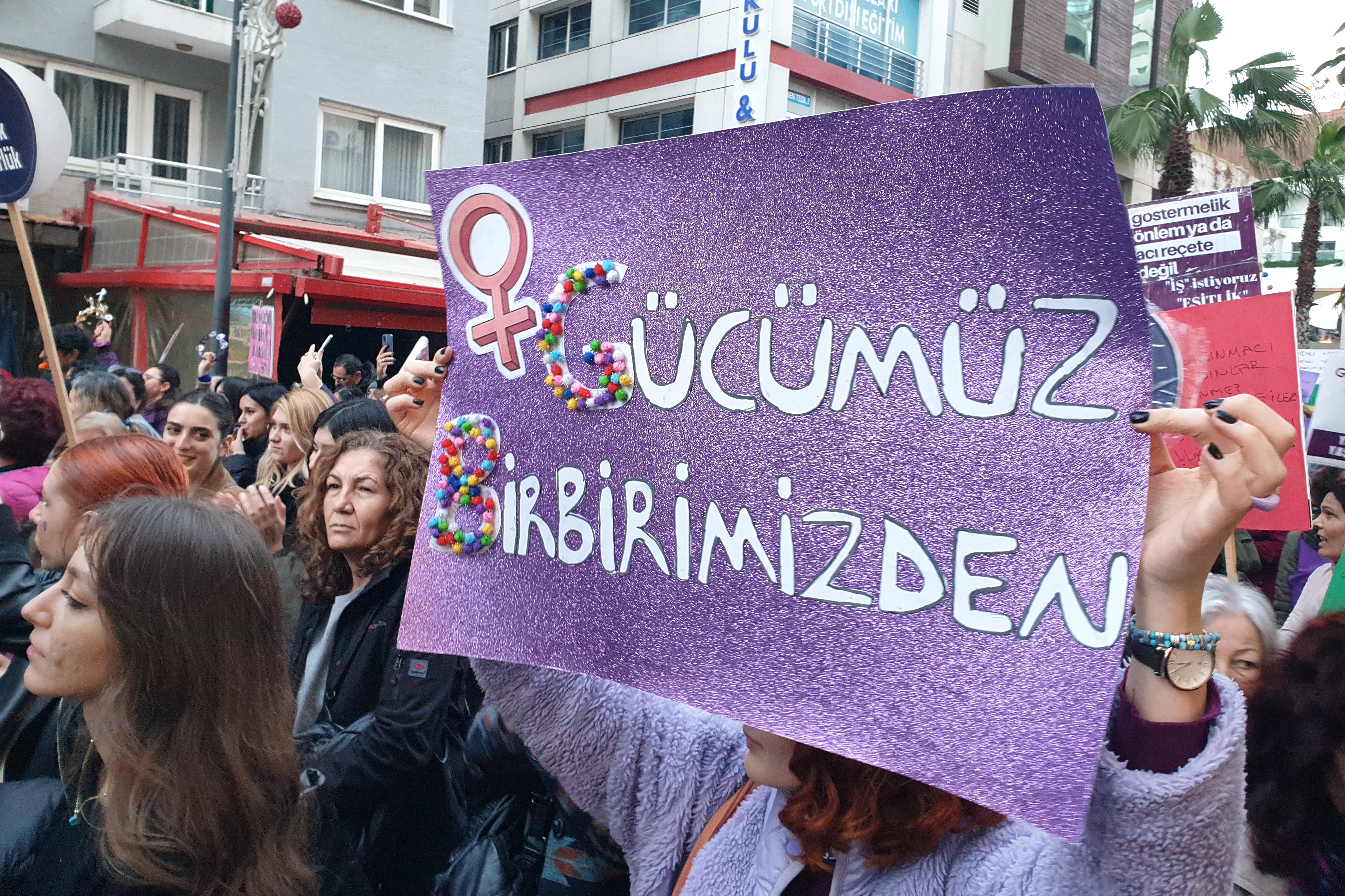 İzmir'de 8 Mart eylemlerine katılan kadınların taşıdığı dövizler