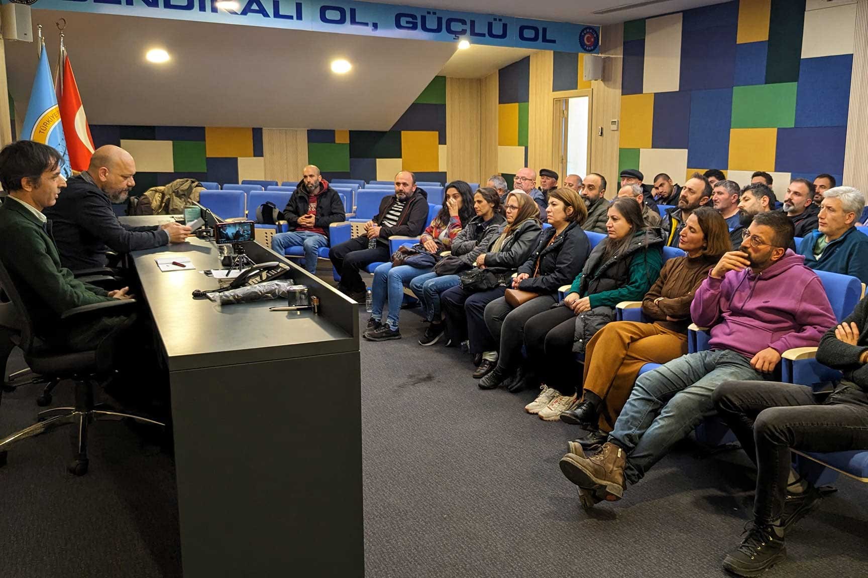 Bahadır Özgür ve Hakkı Özdal, panelde konuşurken