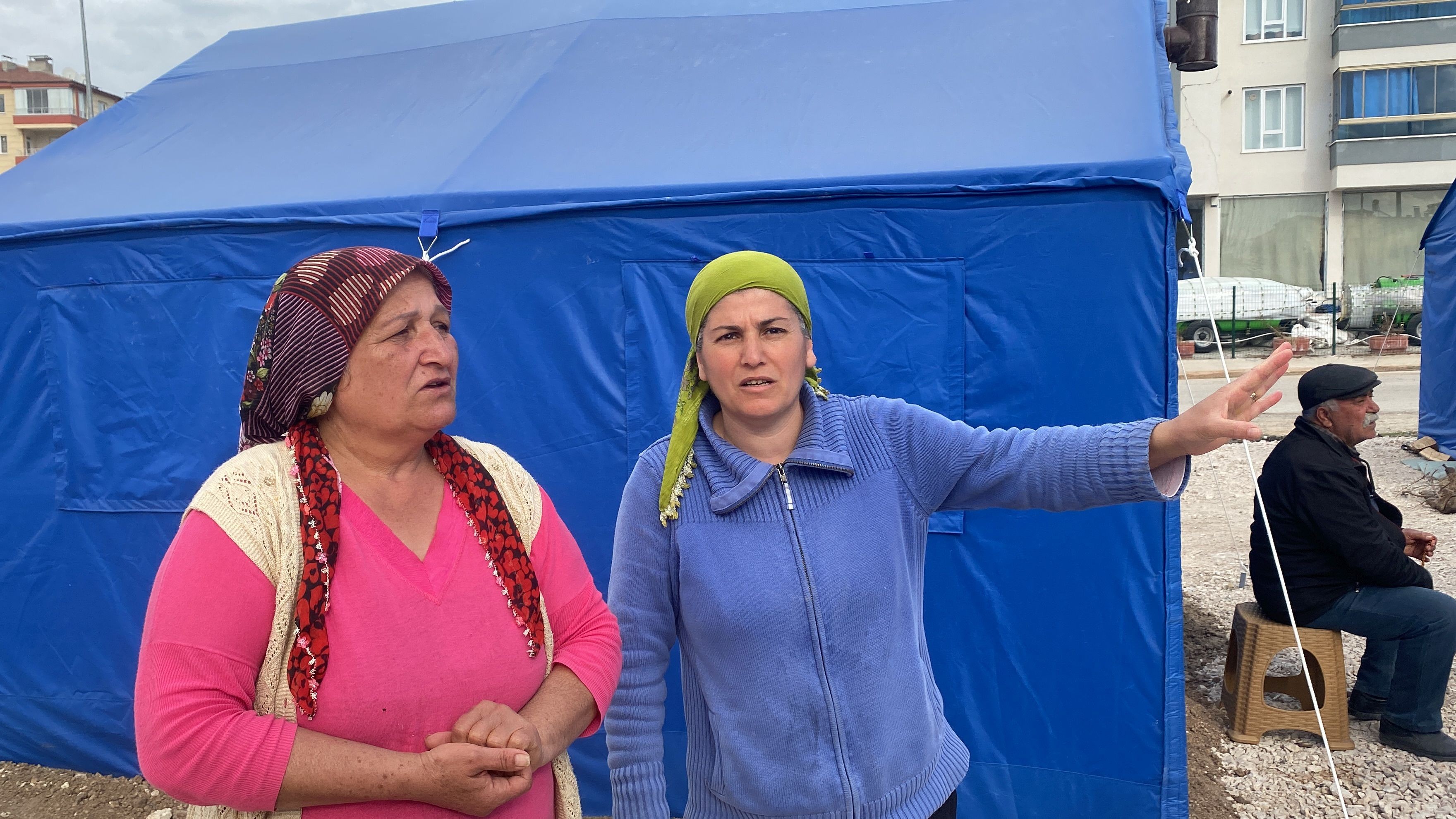 Konteyner talebinde bulunan kadın depremzedeler çadırın önünde sorunlarını anlatıyor.