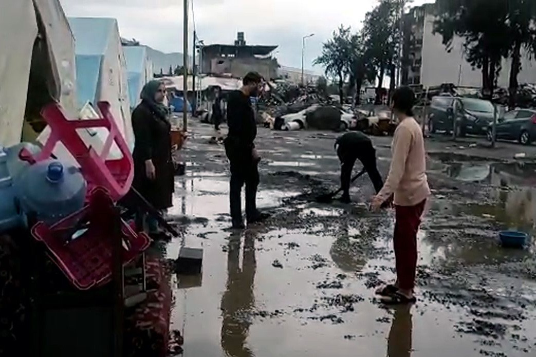 İskenderun'da yağmurda depremzedelerin çadırlarını su bastı