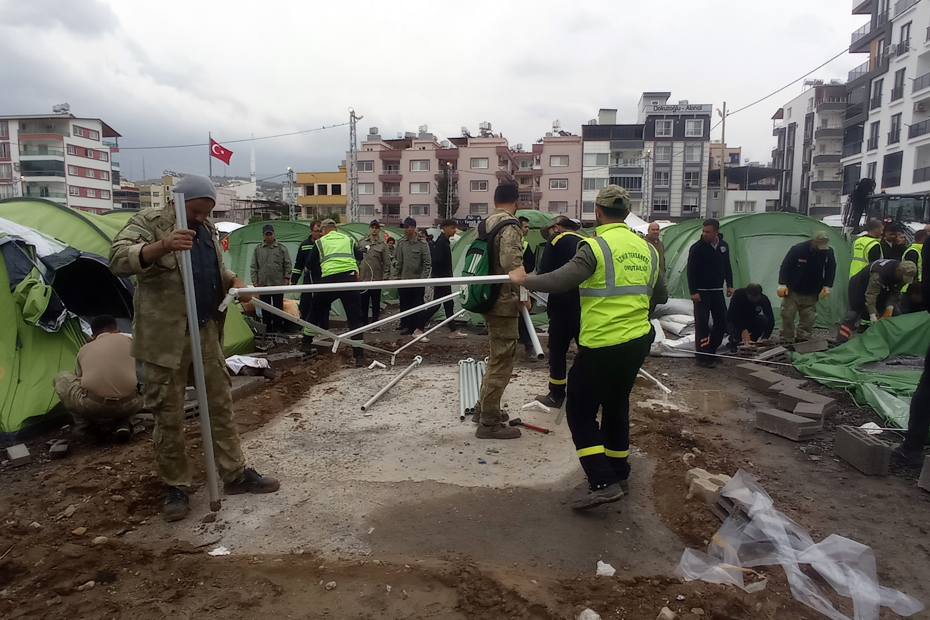 Çadırkent'te boşaltılan çadırlar