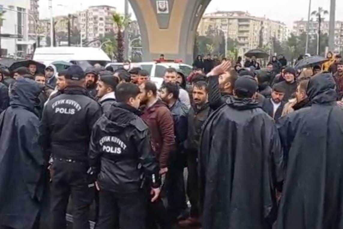 Urfa'da halk belediye başkanını yuhaladı