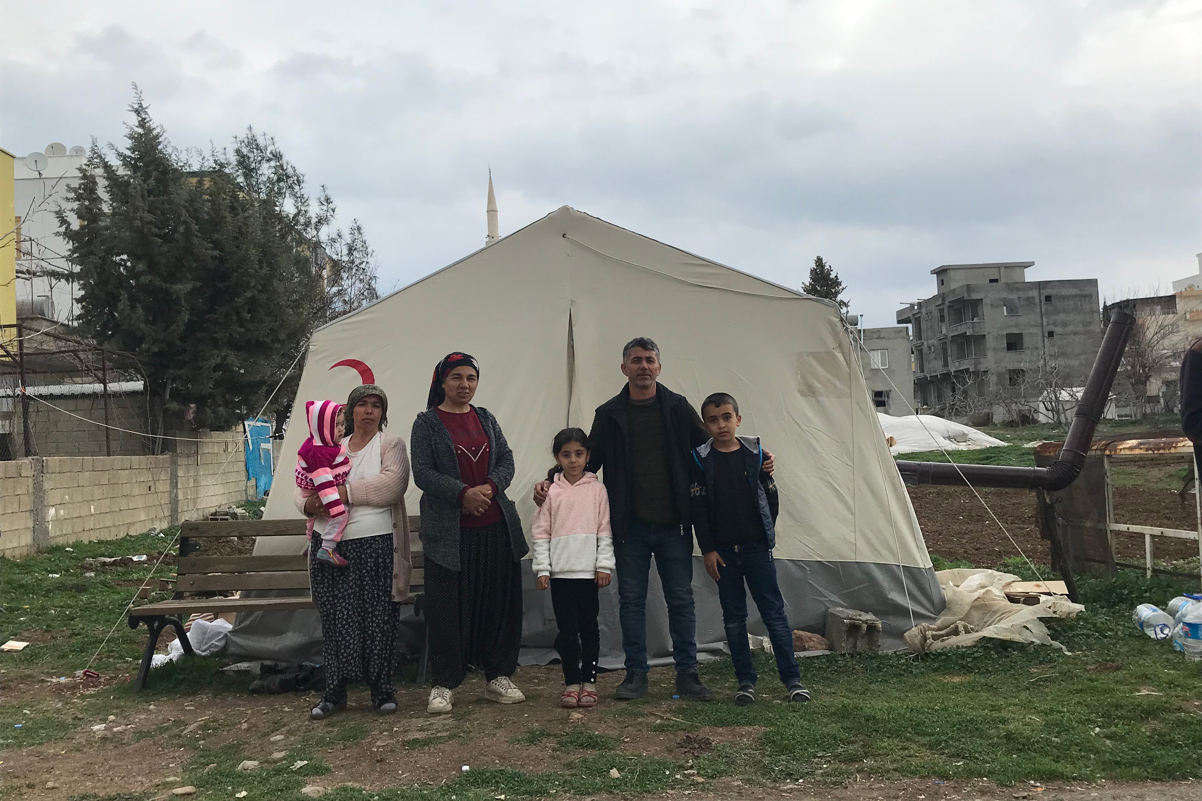 Çadır önünde depremzede aile