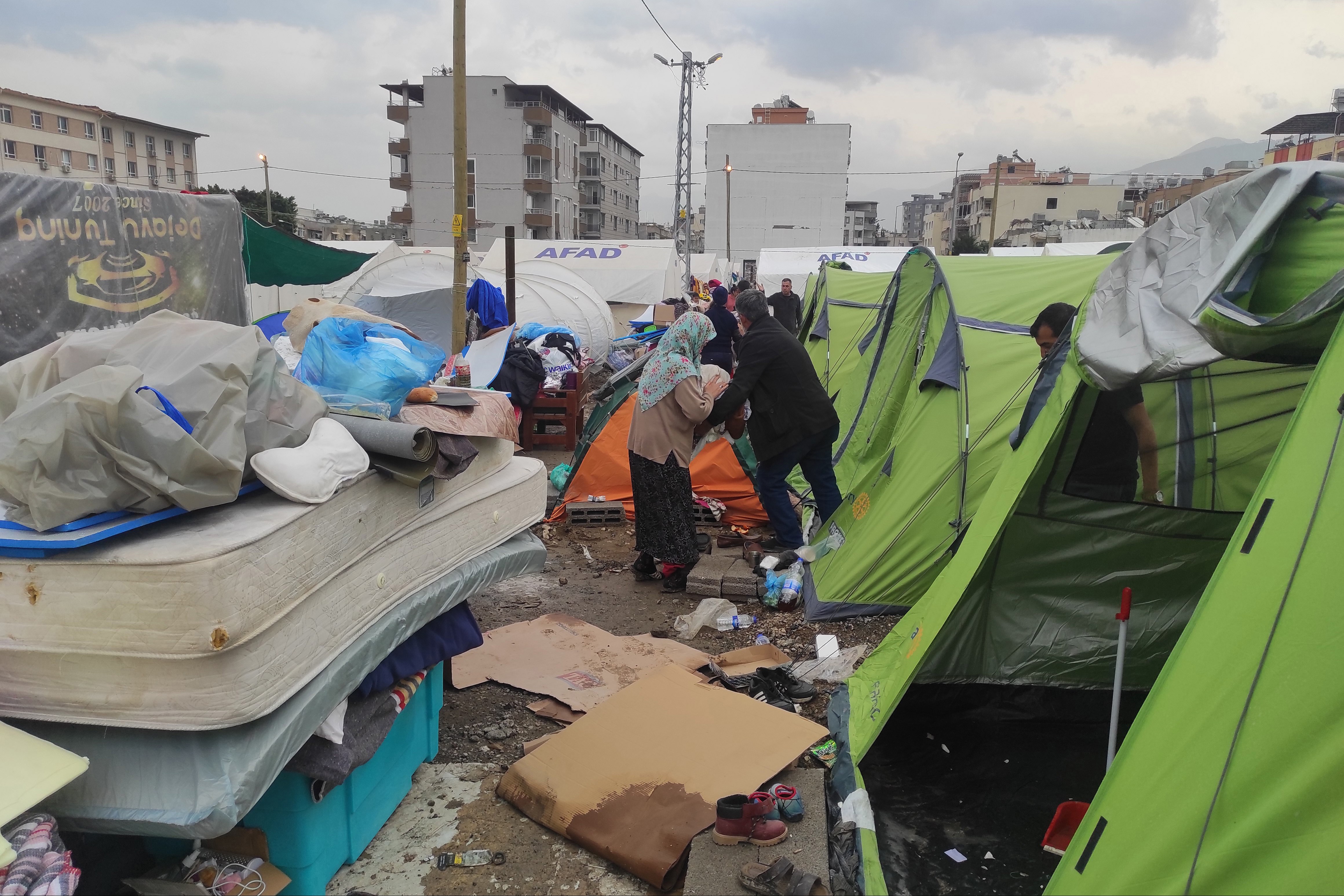 İskenderun'da gönüllülerin çadırları boşaltıldı