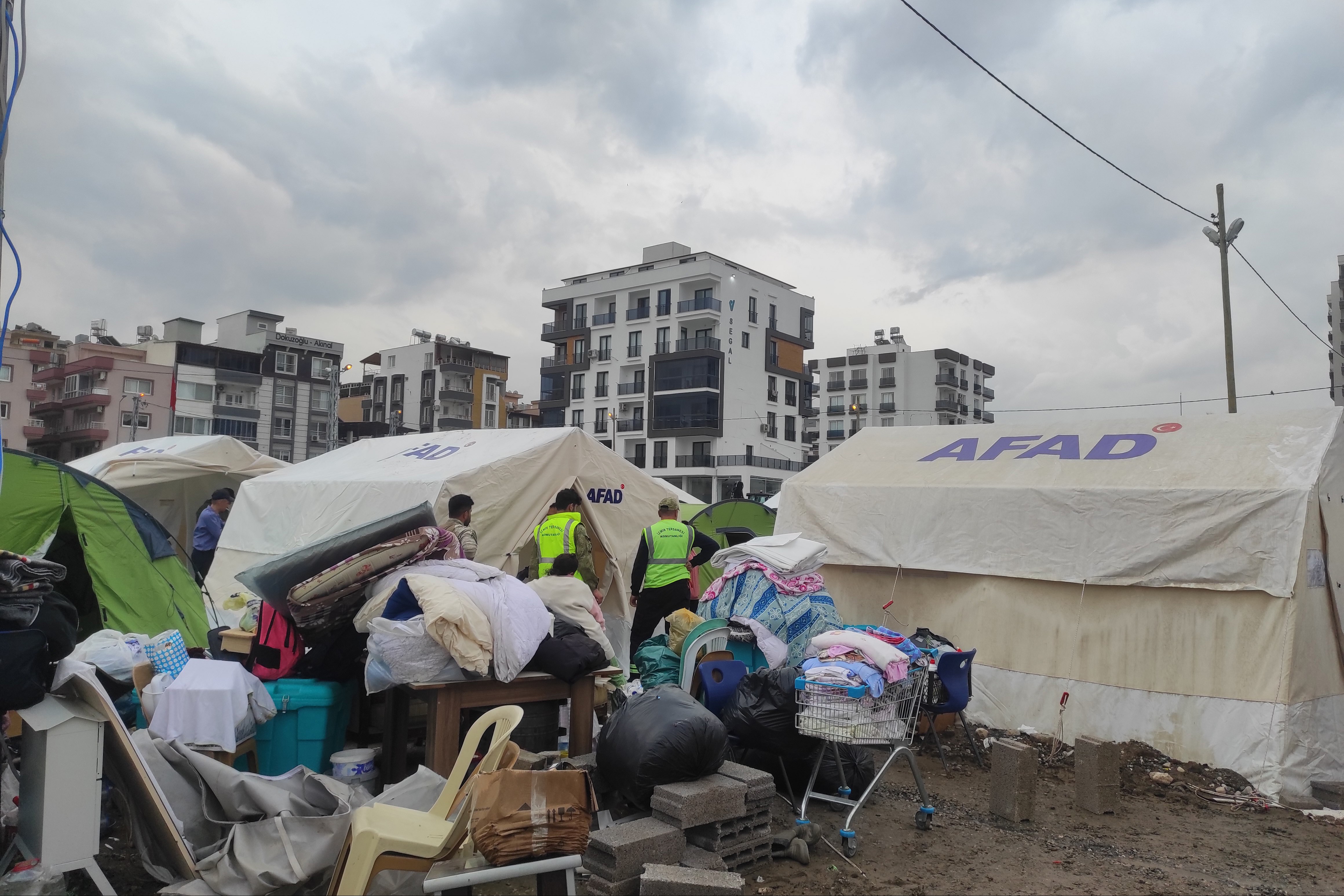 İskenderun'da gönüllülerin çadırları boşaltıldı