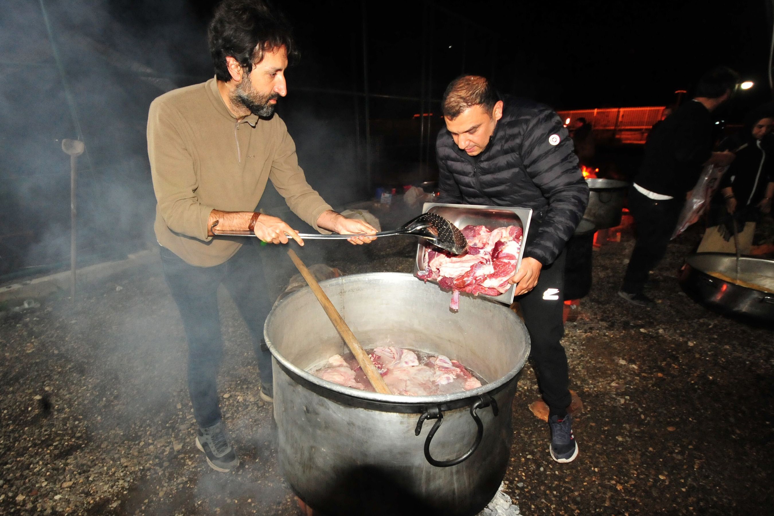 Hatay'da depremin 40'ıncı gününde hayatını kaybedenler için 'hırisi' pişirildi