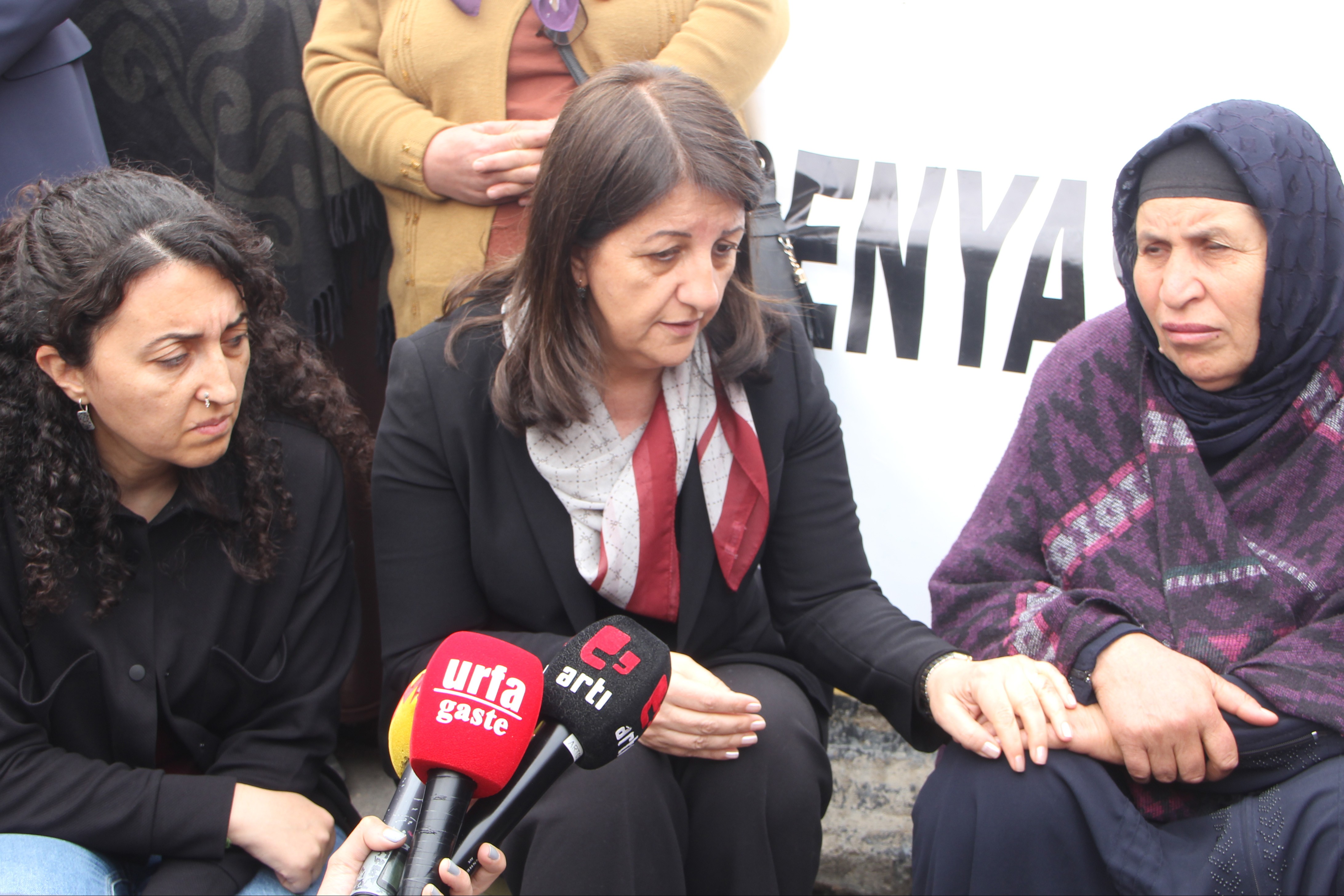 Pervin Buldan Emine Şenyaşar'ı ziyaret etti