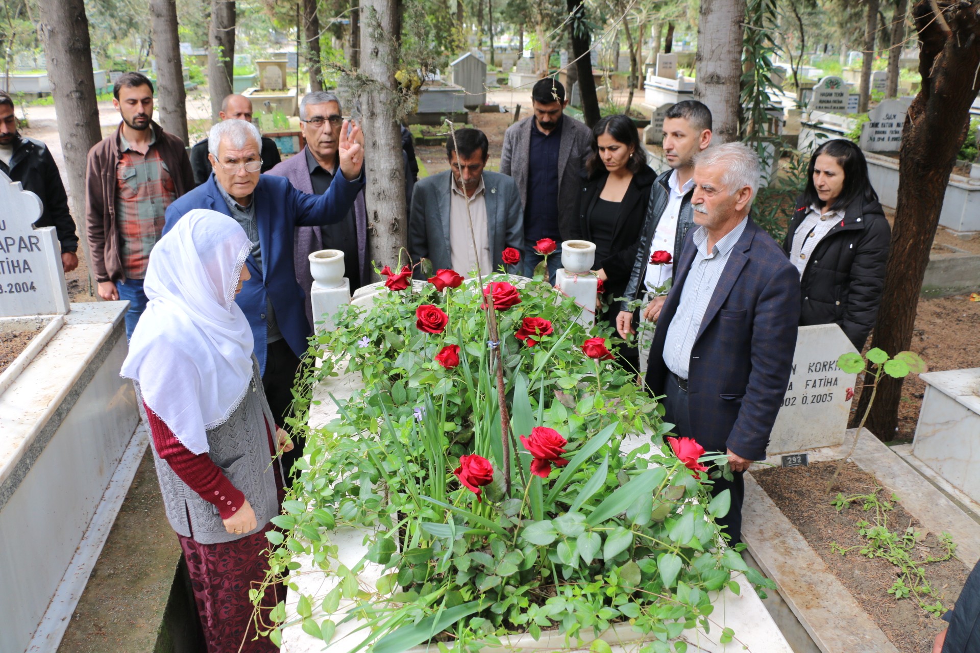 Volkan Eryiğit'in mezarı başında toplanan sevenleri