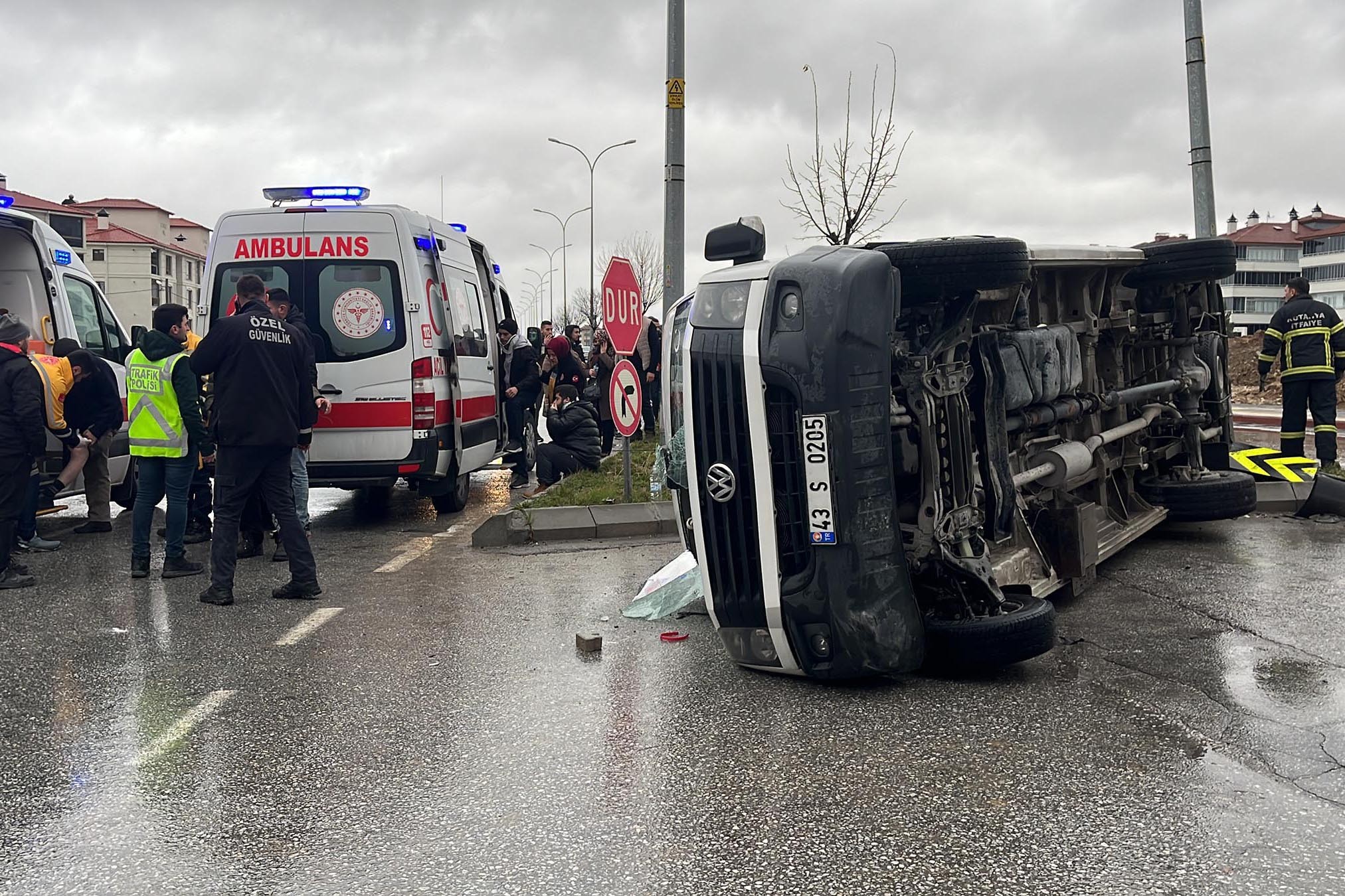 Kütahya'da minibüs, işçi servisiyle çarpıştı: 7 işçi yaralandı