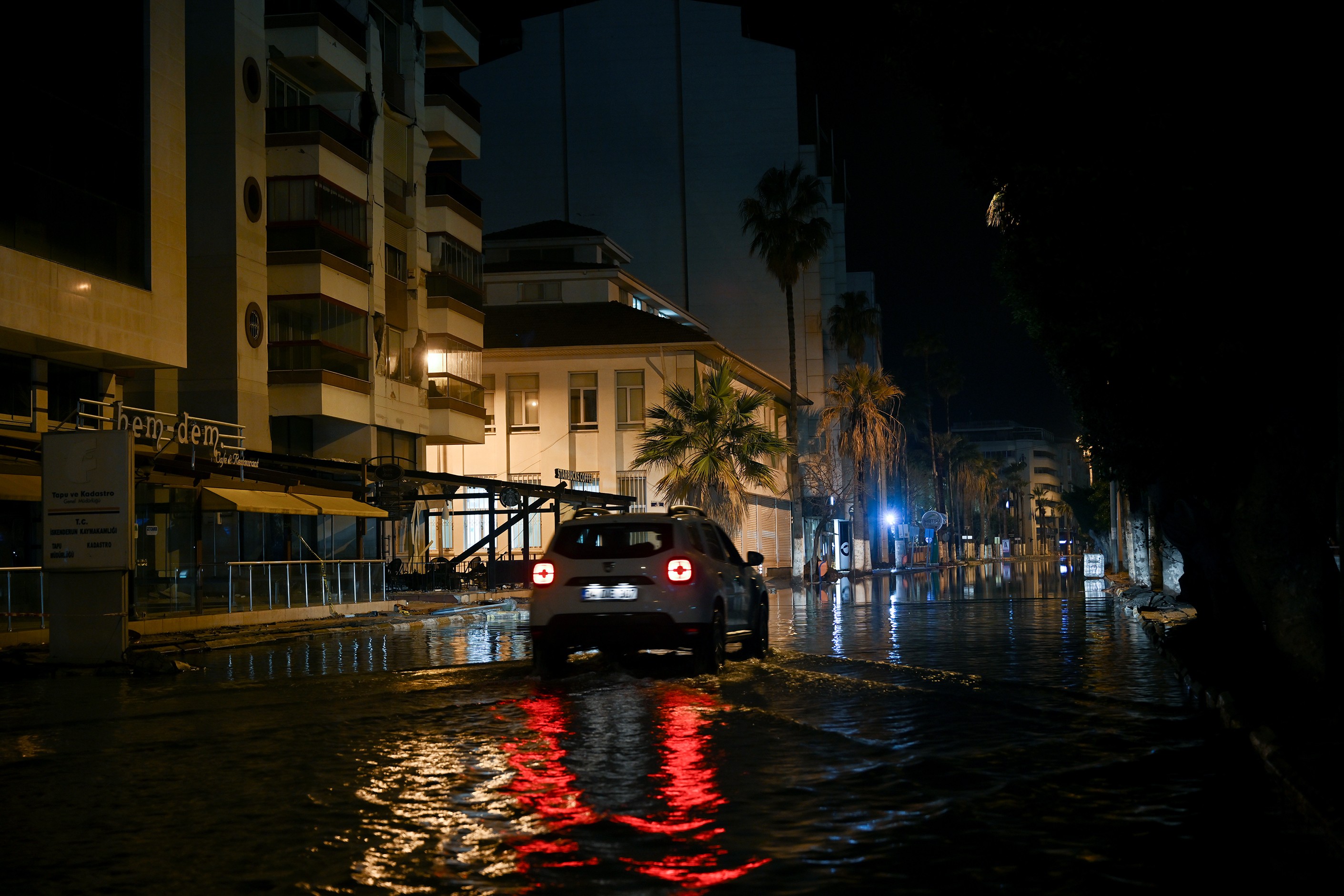 Hatay’ın İskenderun ilçesinde deniz seviyesinin yükselmesi sonucu bazı caddeler su altında kaldı.