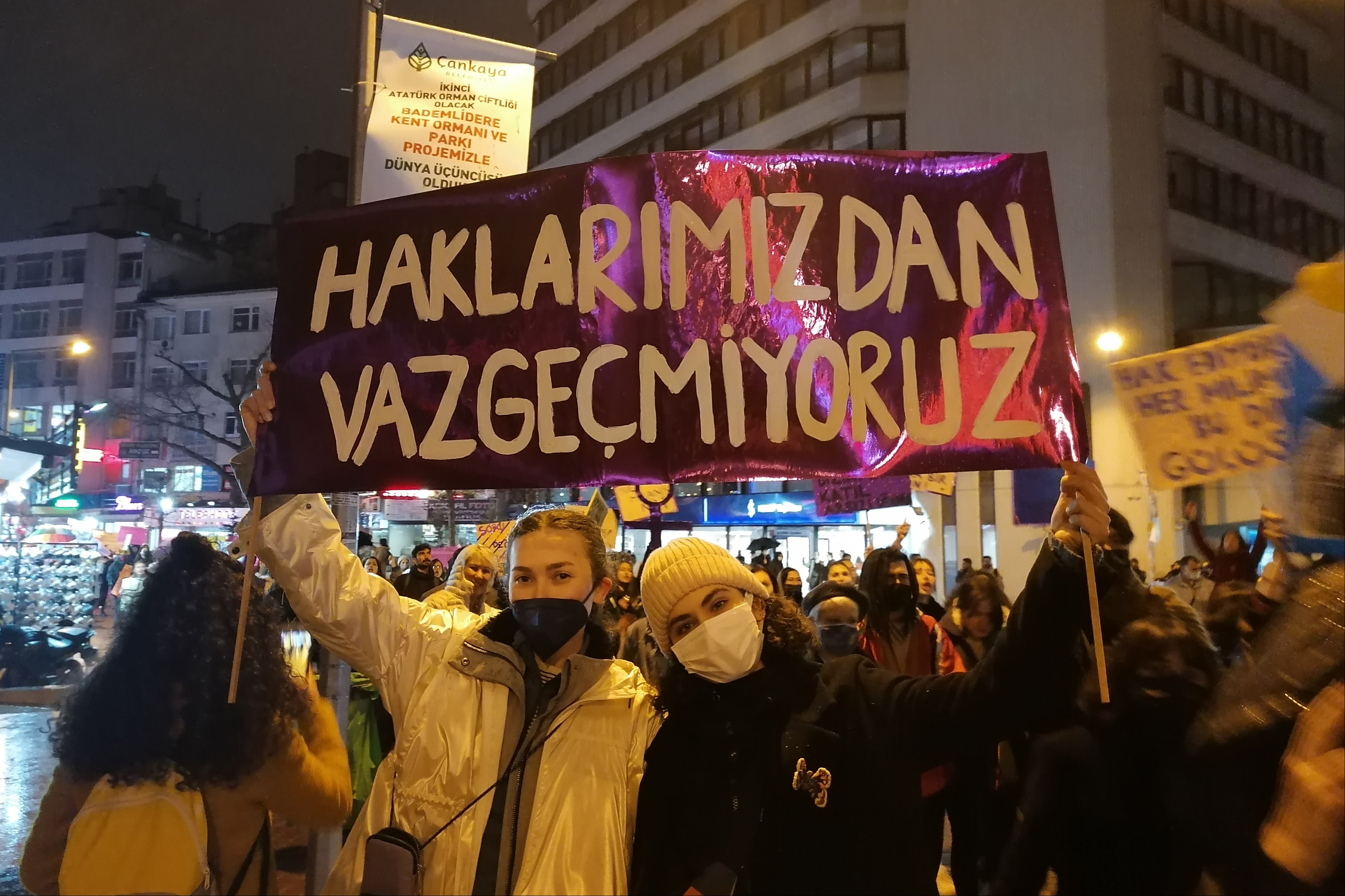 Haklarımızdan vazgeçmiyoruz pankartı