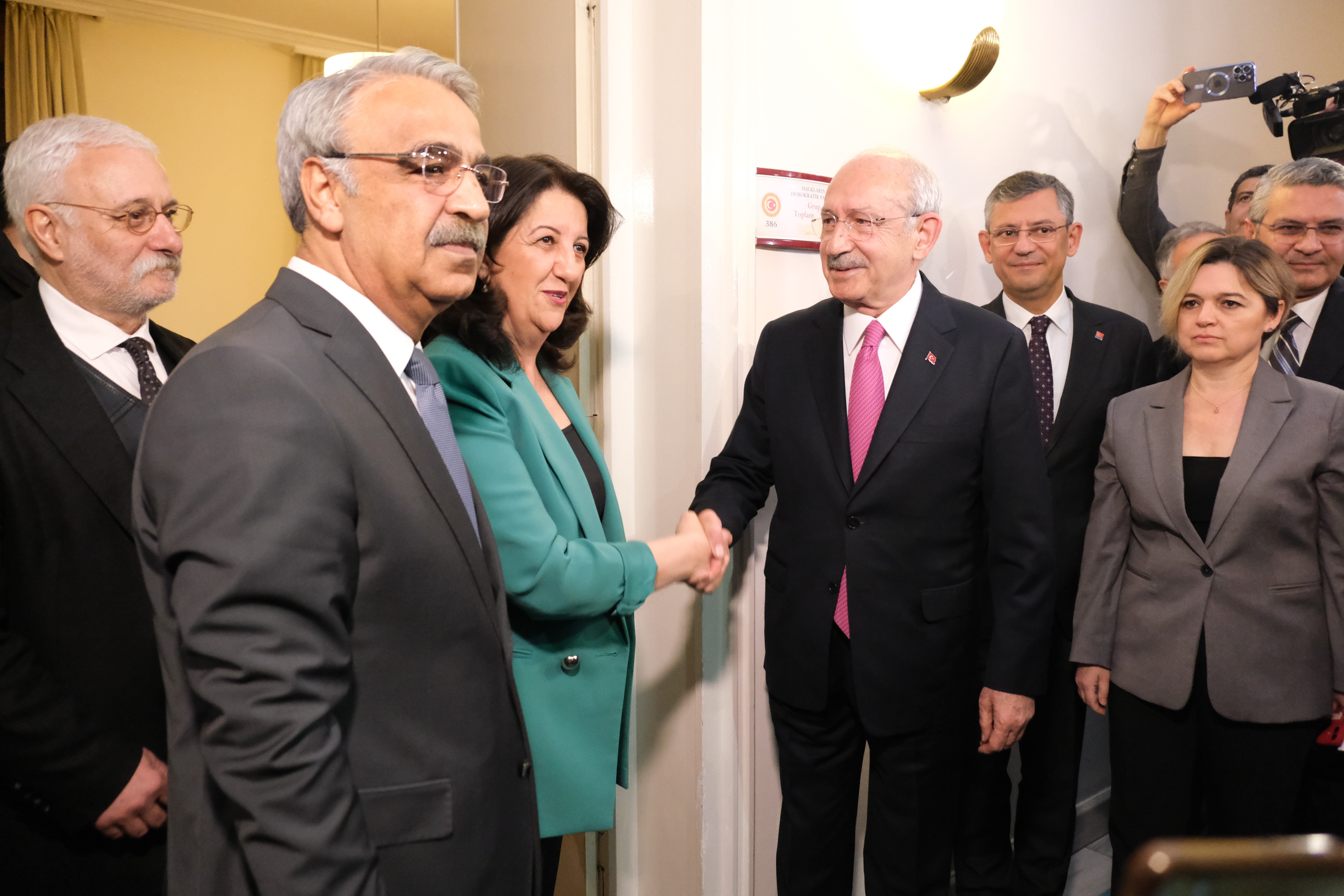 Kılıçdaroğlu, Pervin Buldan ile el sıkışıyor