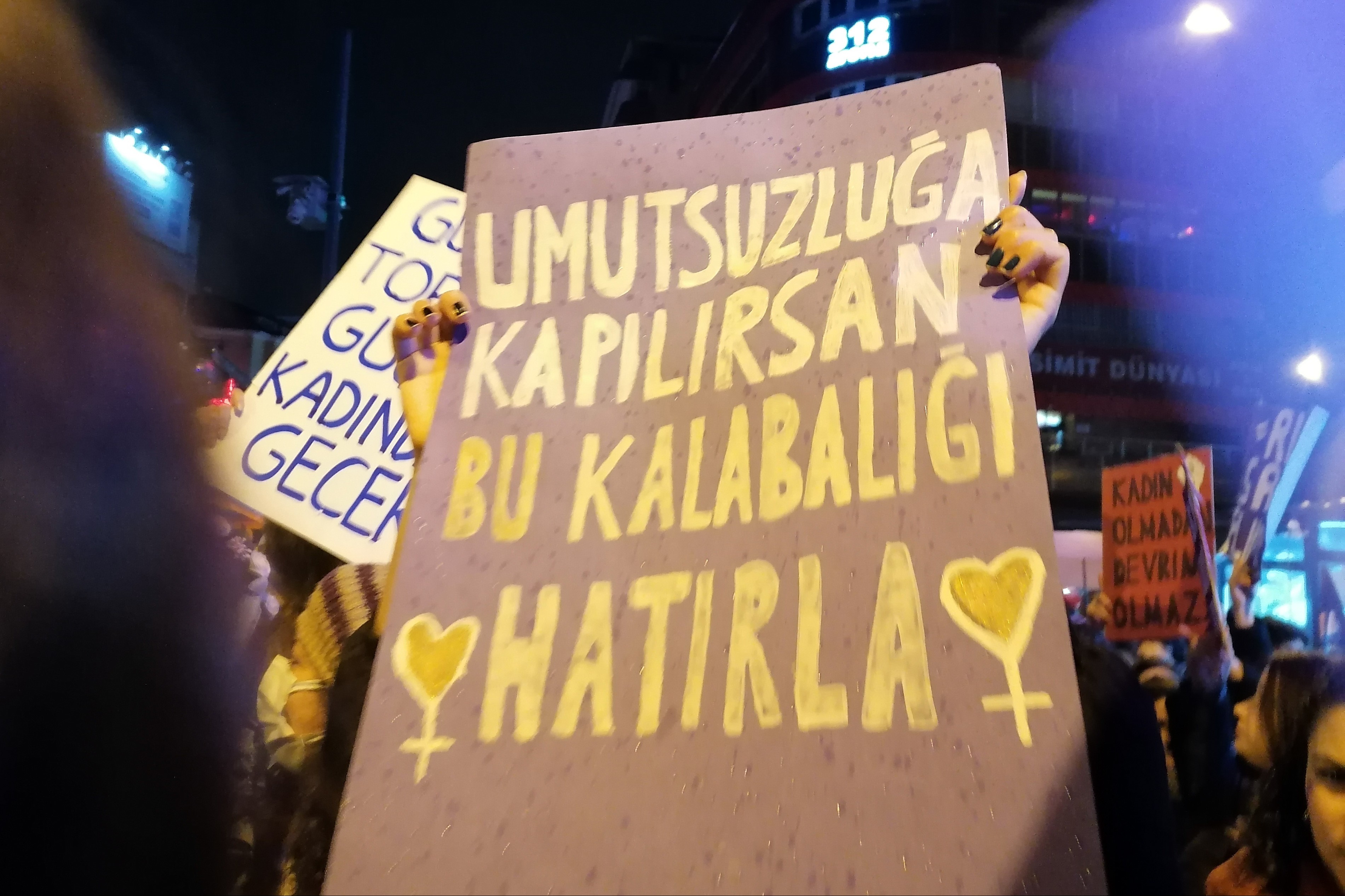 Umutsuzluğa kapılırsan bu kalabalığı hatırla dövizi