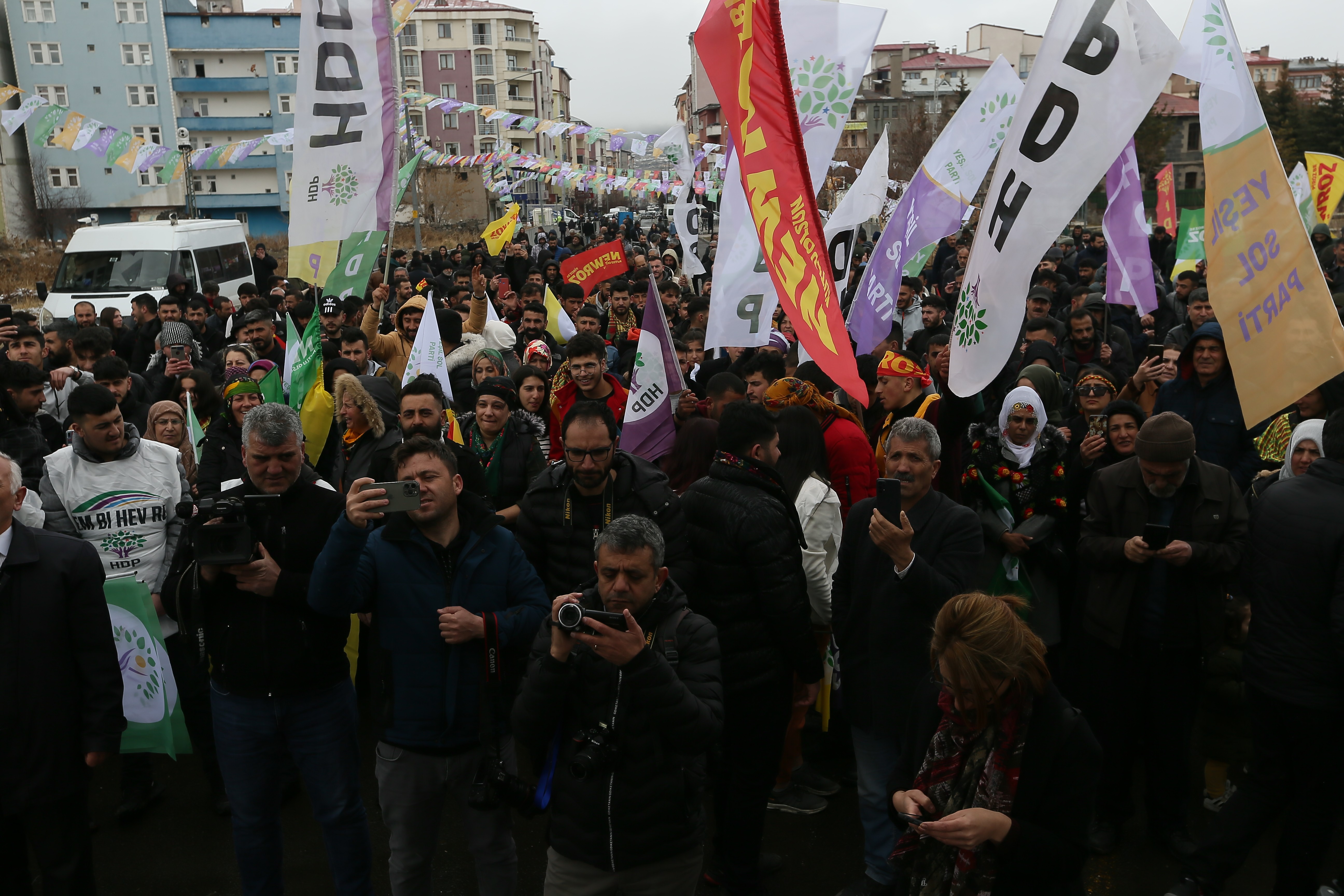 Ağrı'da Newroz'a katılan binlerce yurttaş