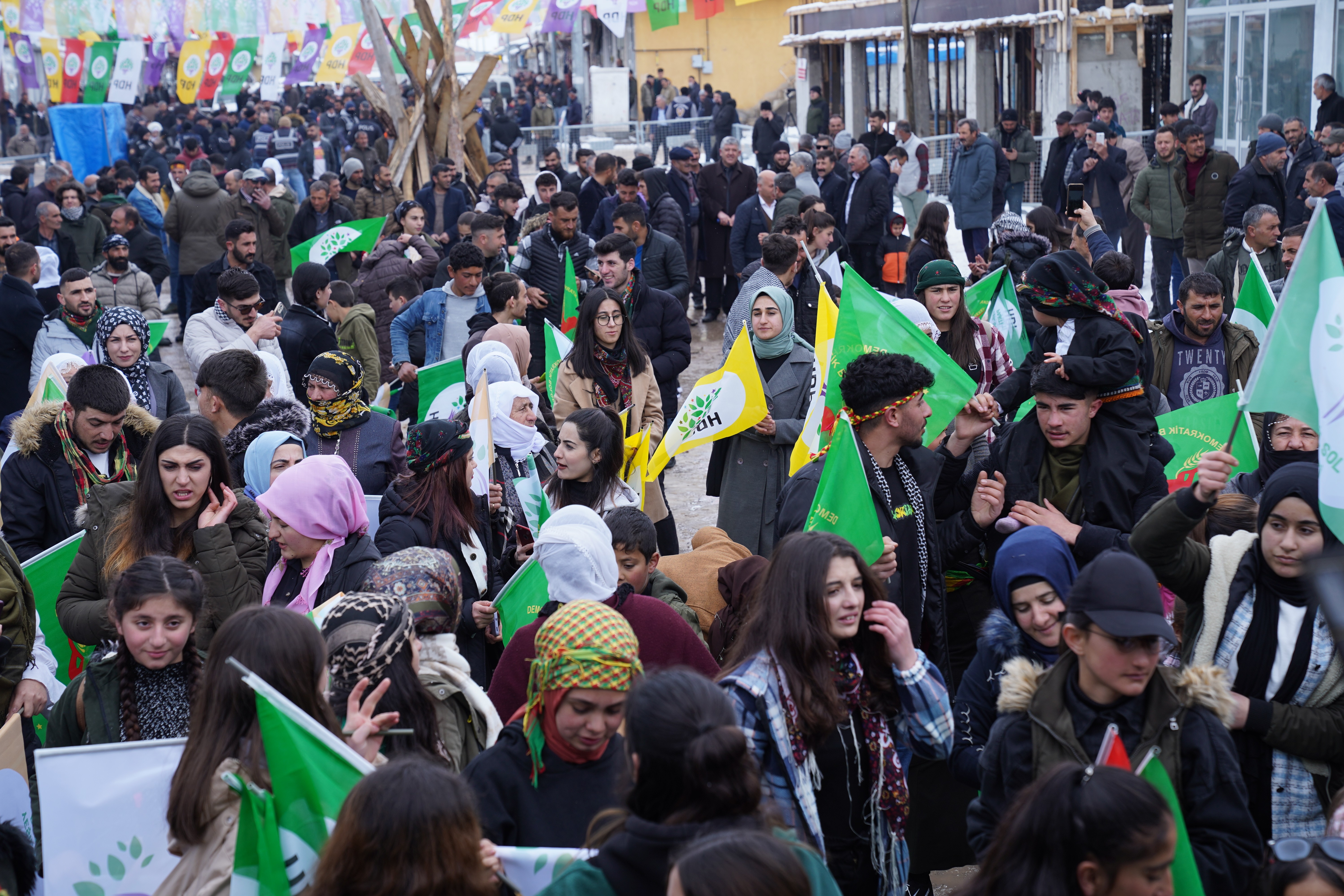 Karayazı'da Newroz'a katılan binlerce yurttaş