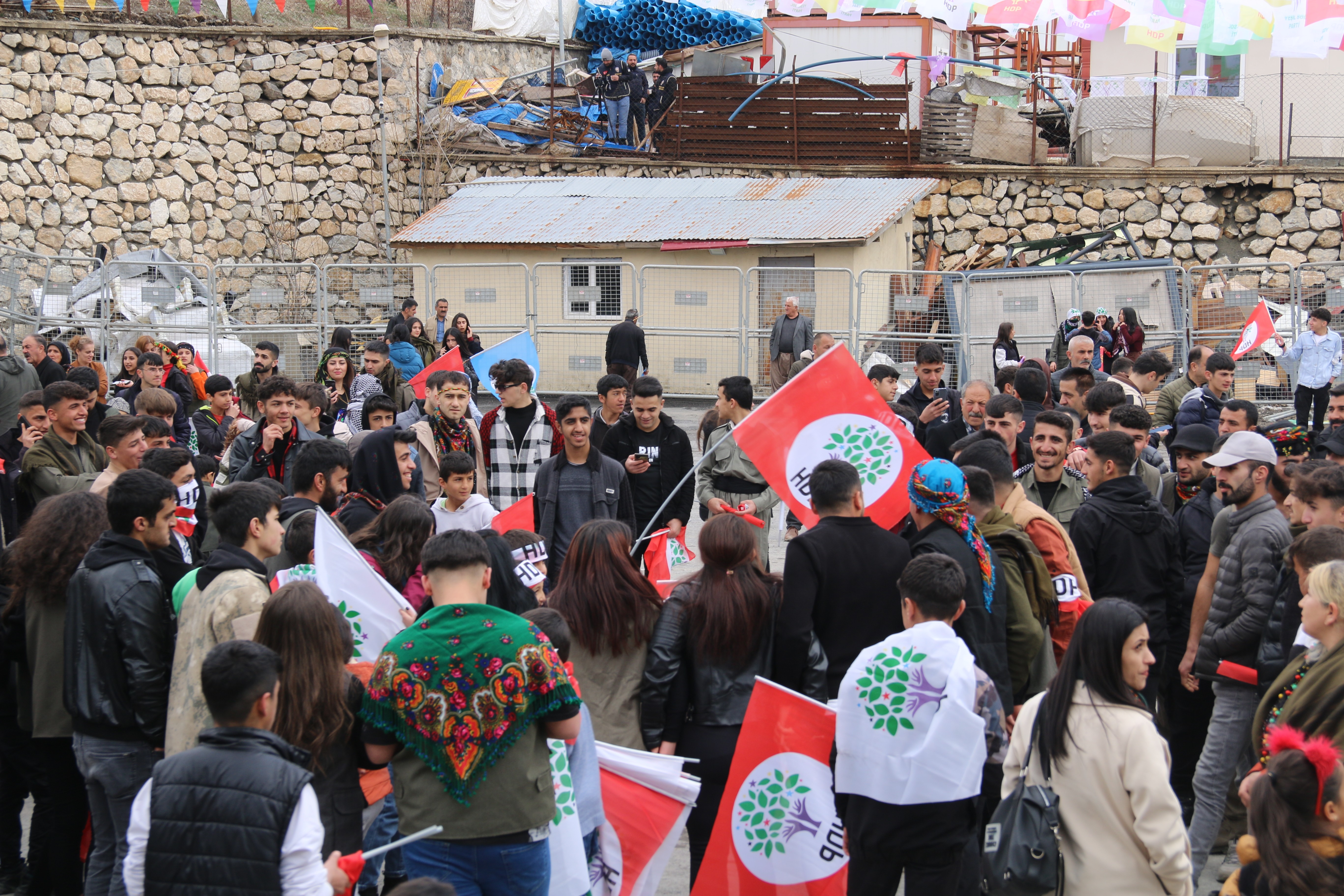 Hakkari'de Newroz'a katılan yurttaşlar