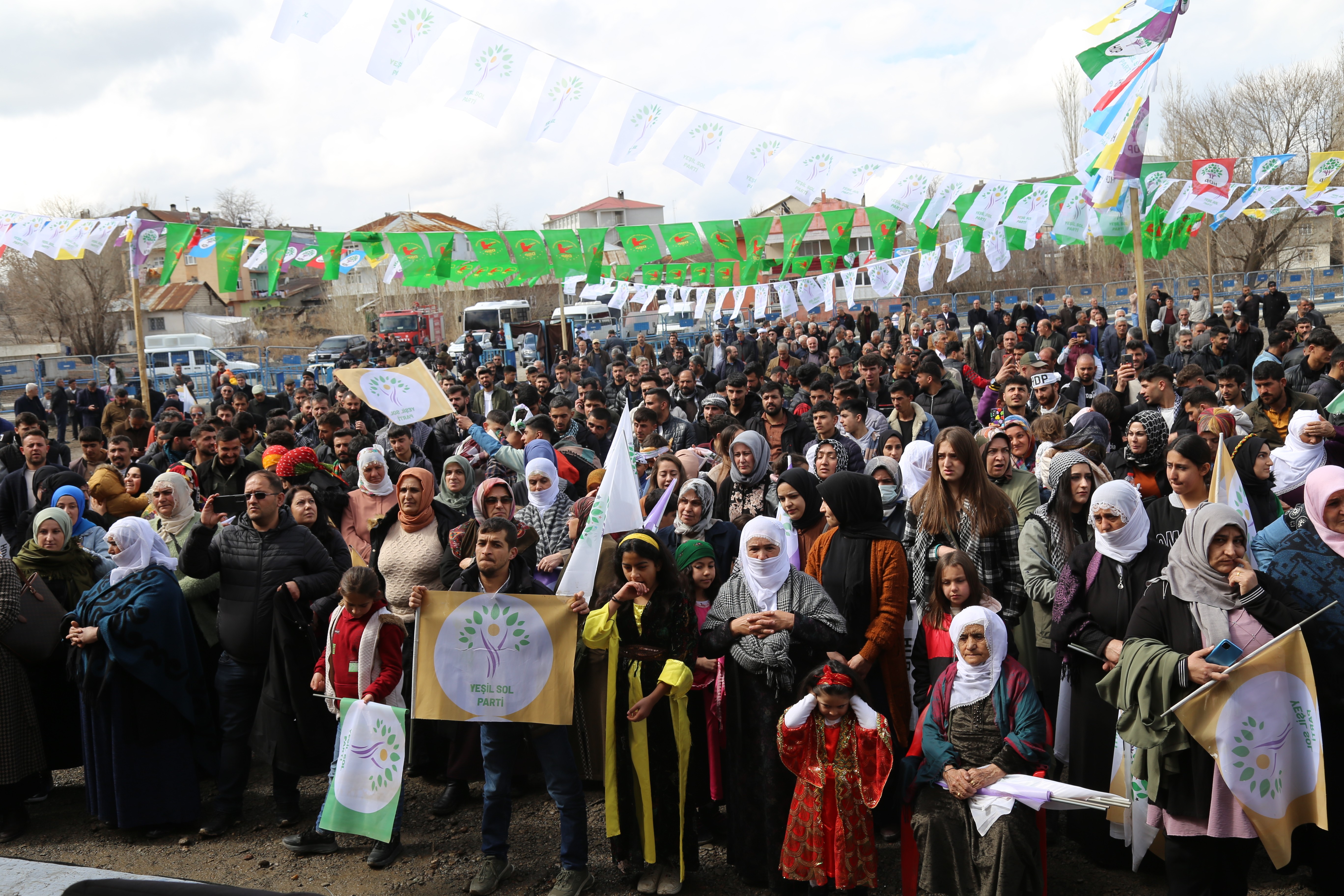 Malazgirt'te Newroz'a katılan yurttaşlar