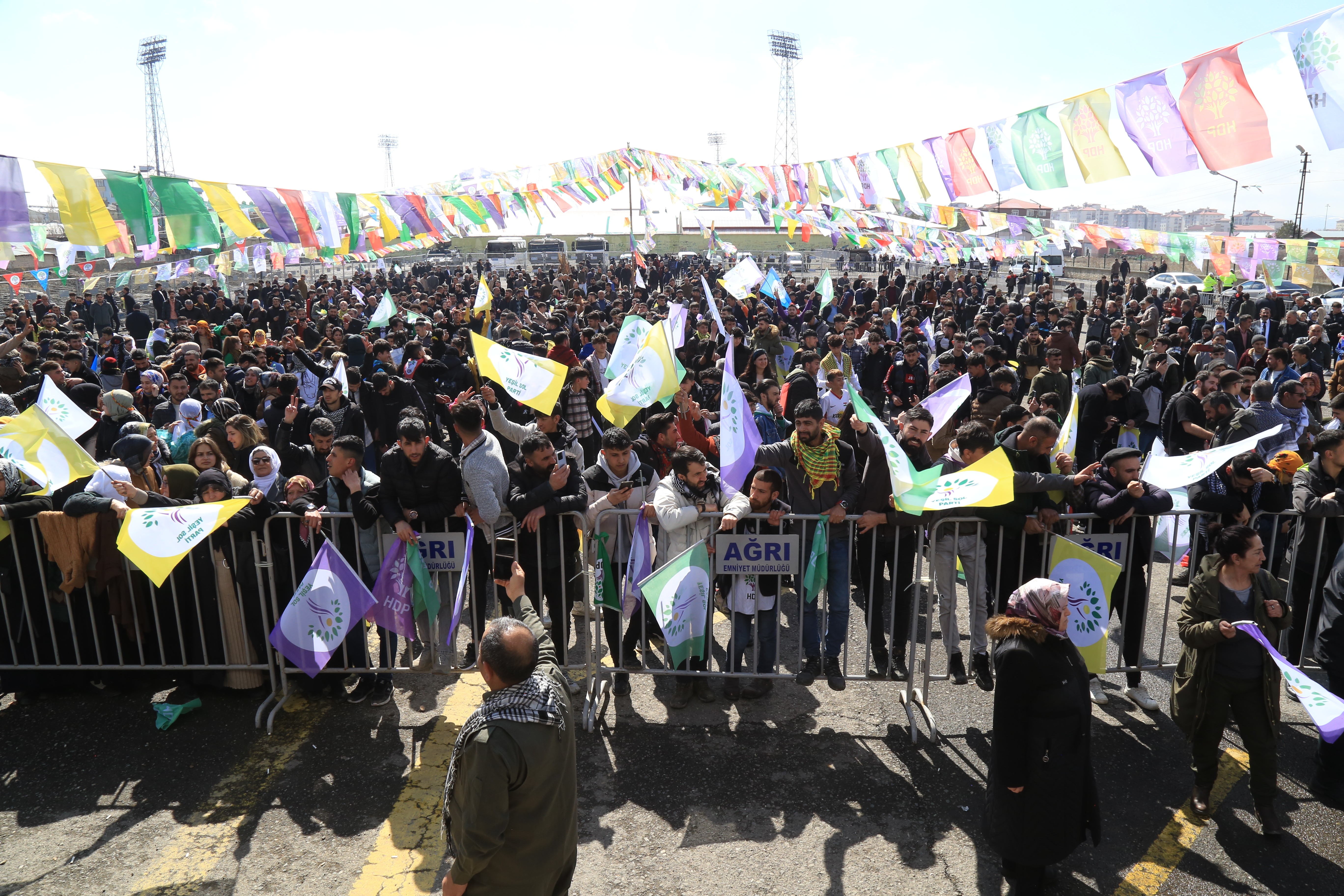 Ağrı'da Newroz'a katılan binlerce yurttaş