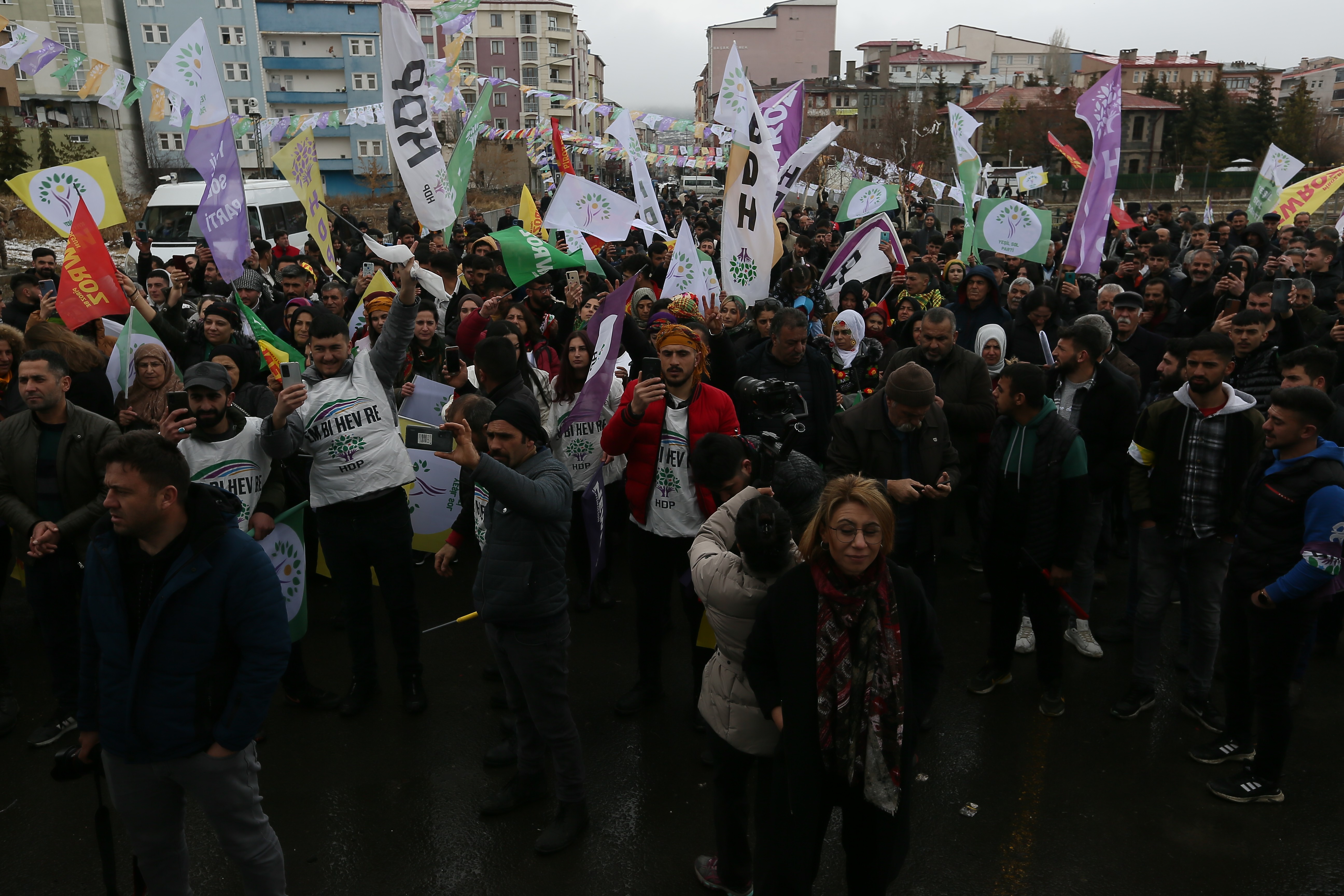 Kars'ta Newroz'a katılan binlerce yurttaş