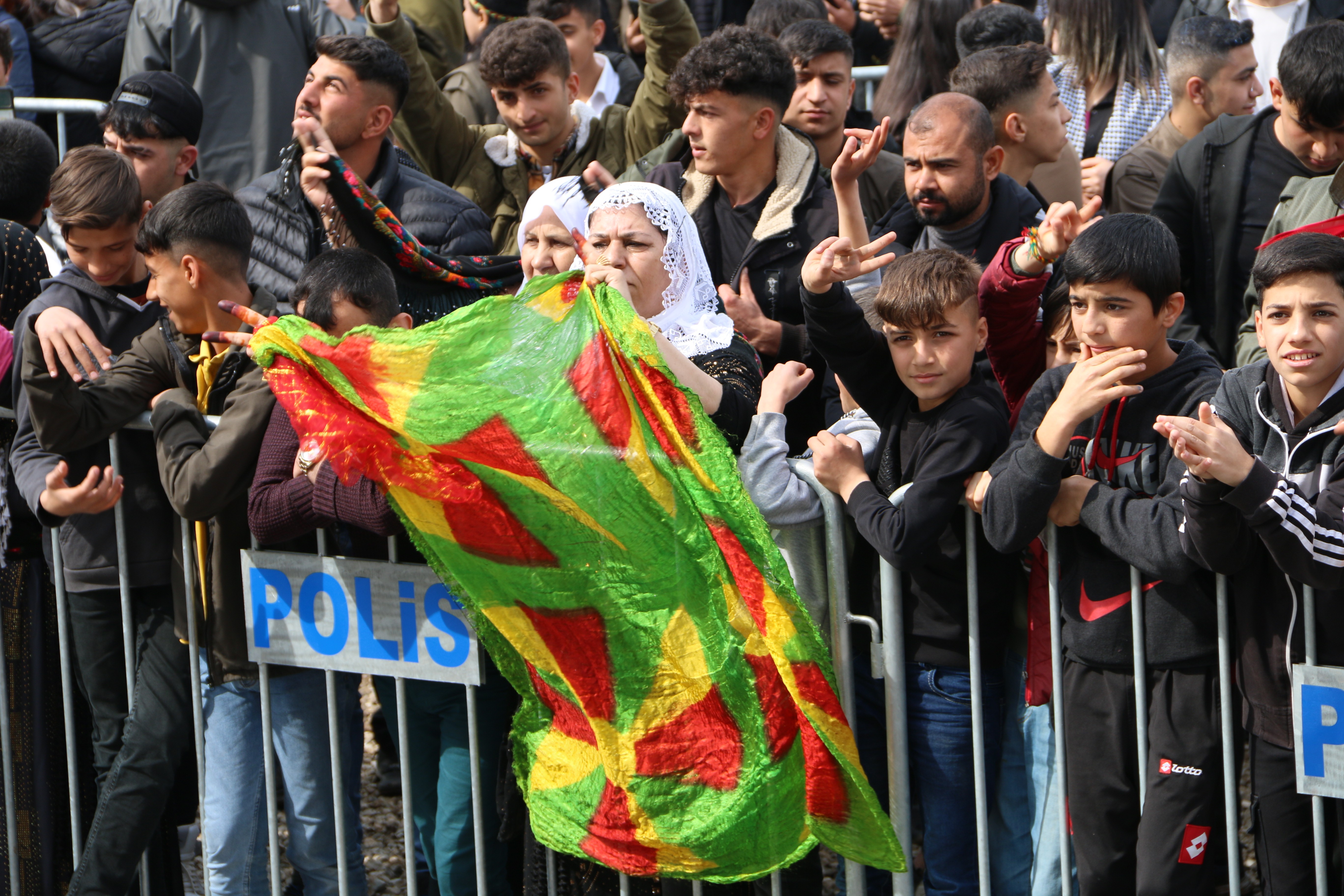 Cizre'de Newroz kutlamalarına katılan yurttaşlar