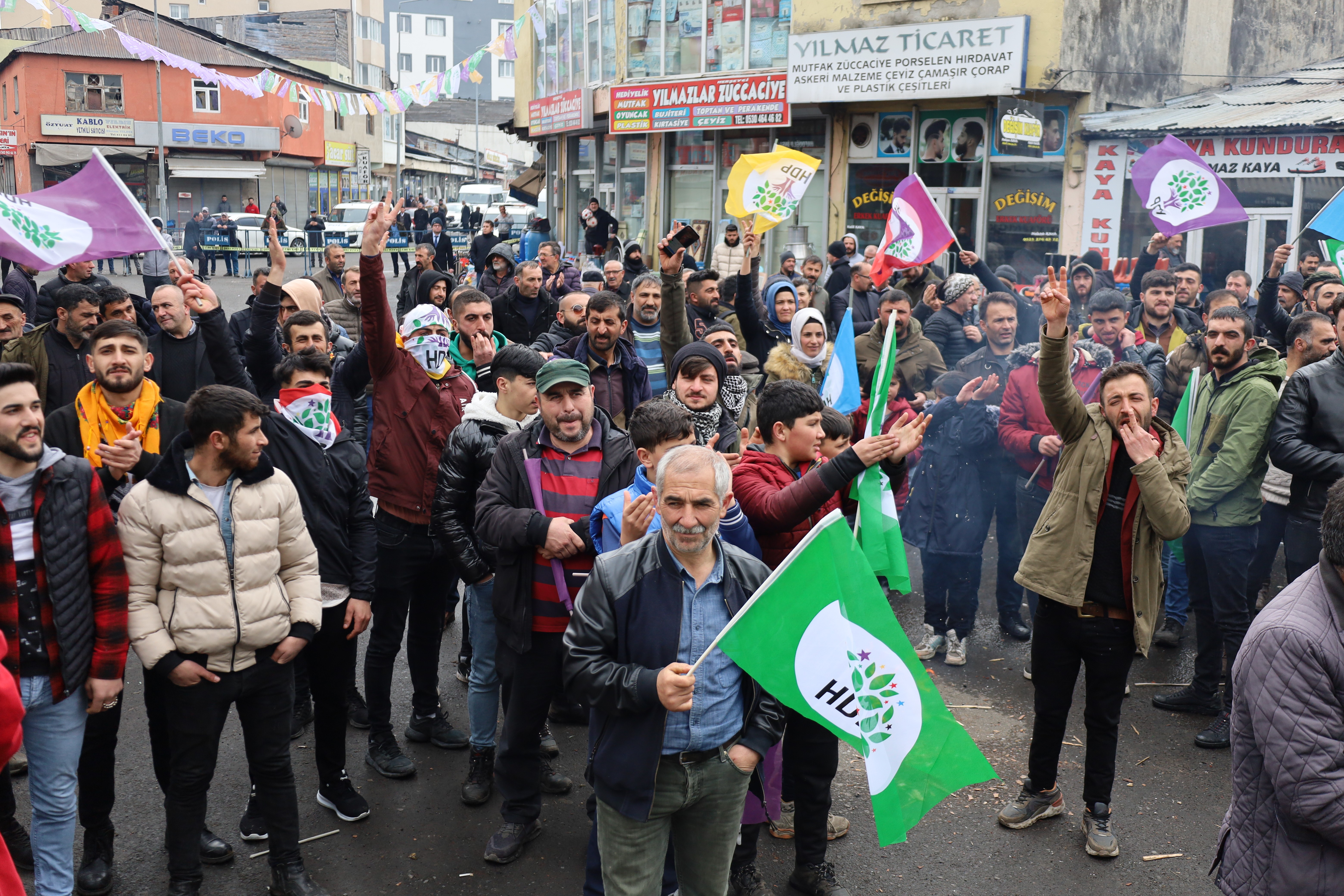 Göle'de Newroz kutlamalarına katılan yurttaşlar