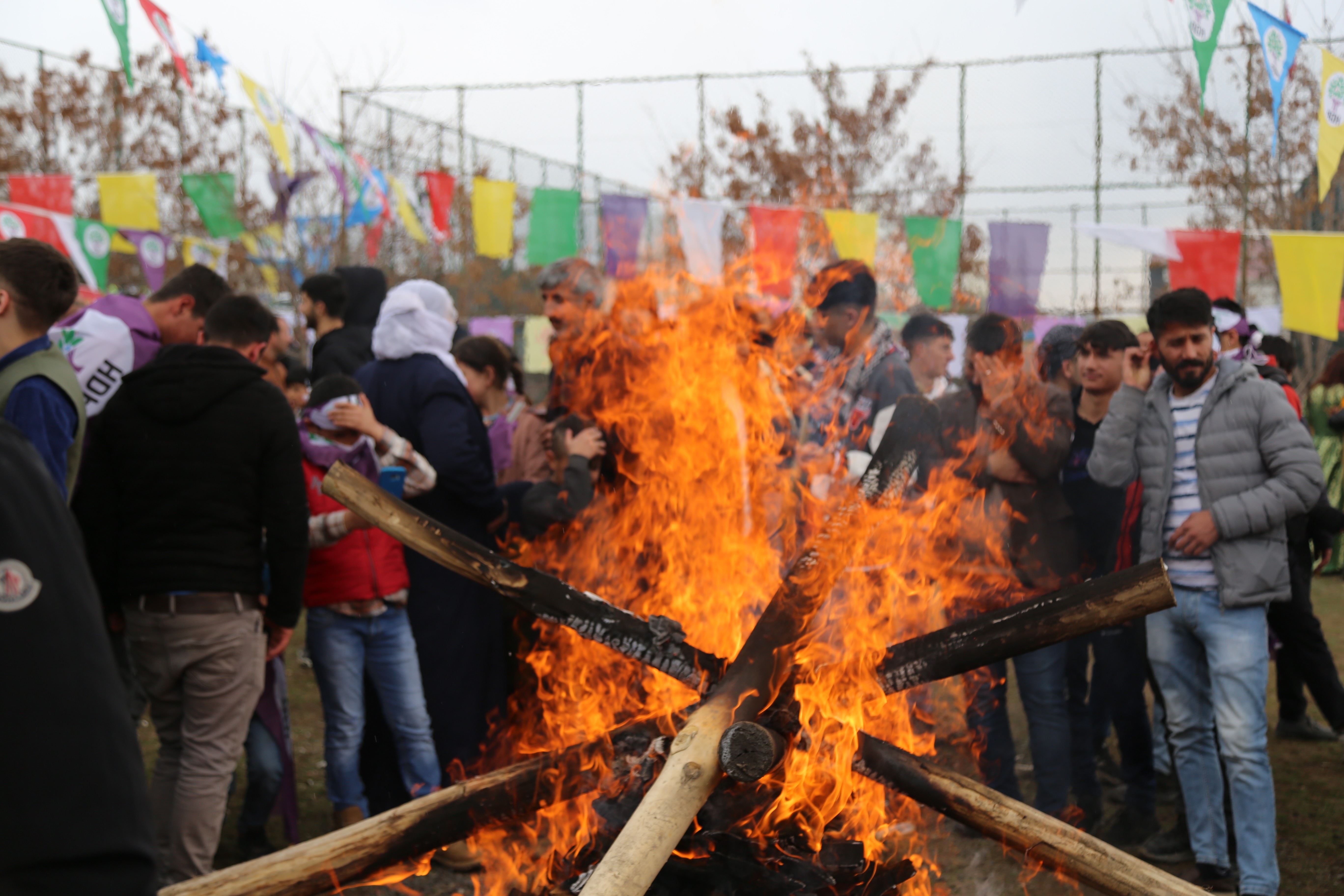 Patnos'ta Newroz kutlamalarına katılan yurttaşlar