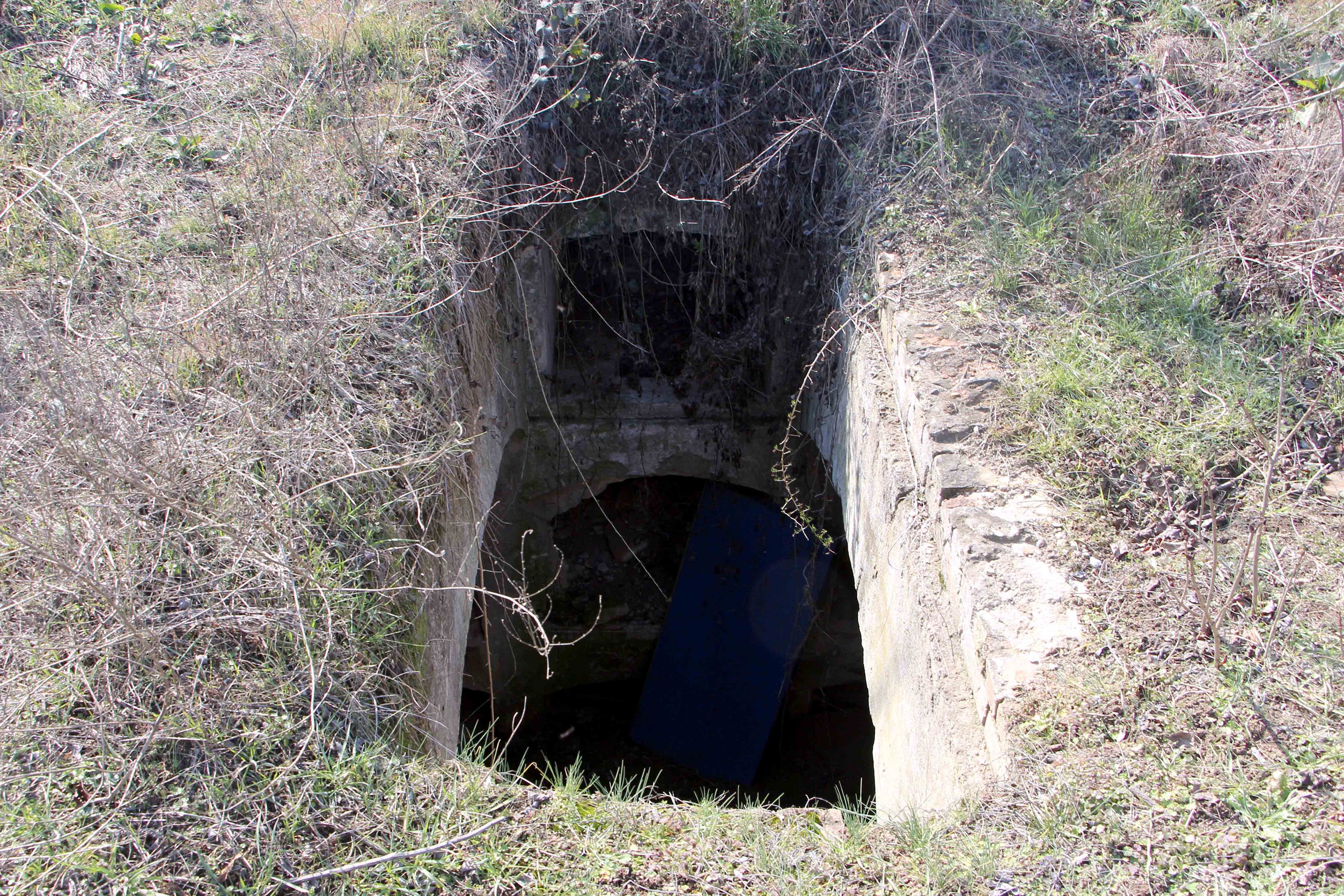 Tahrip edilmiş mezar taşları