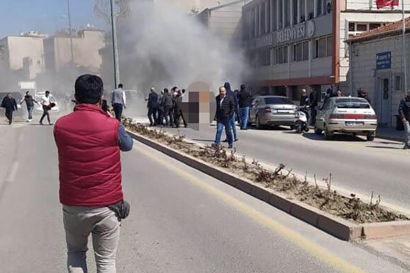 Belediye önünde kendini ve eşini ateşe verdi