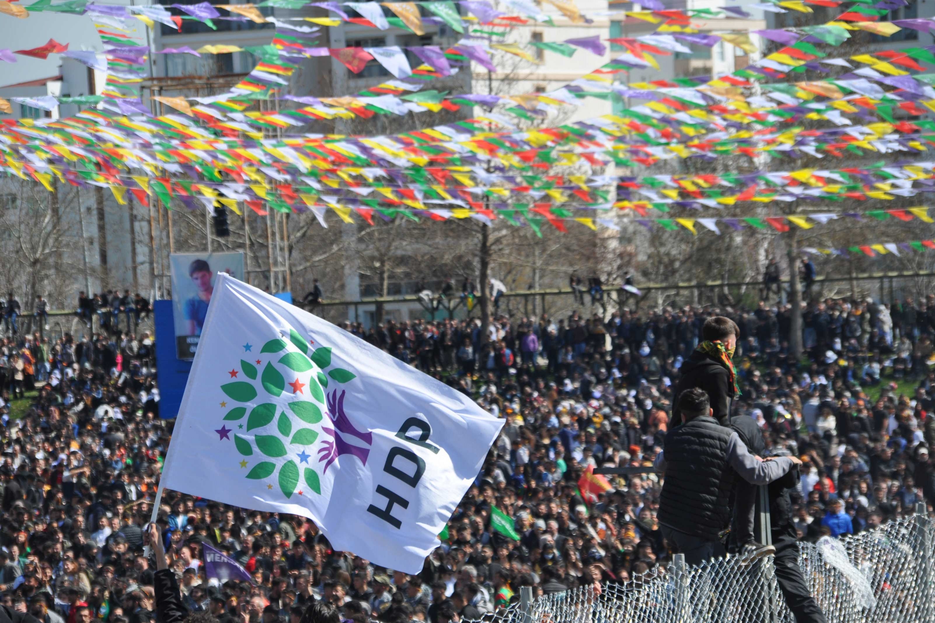 Newroz'da dalgalanan HDP bayrağı