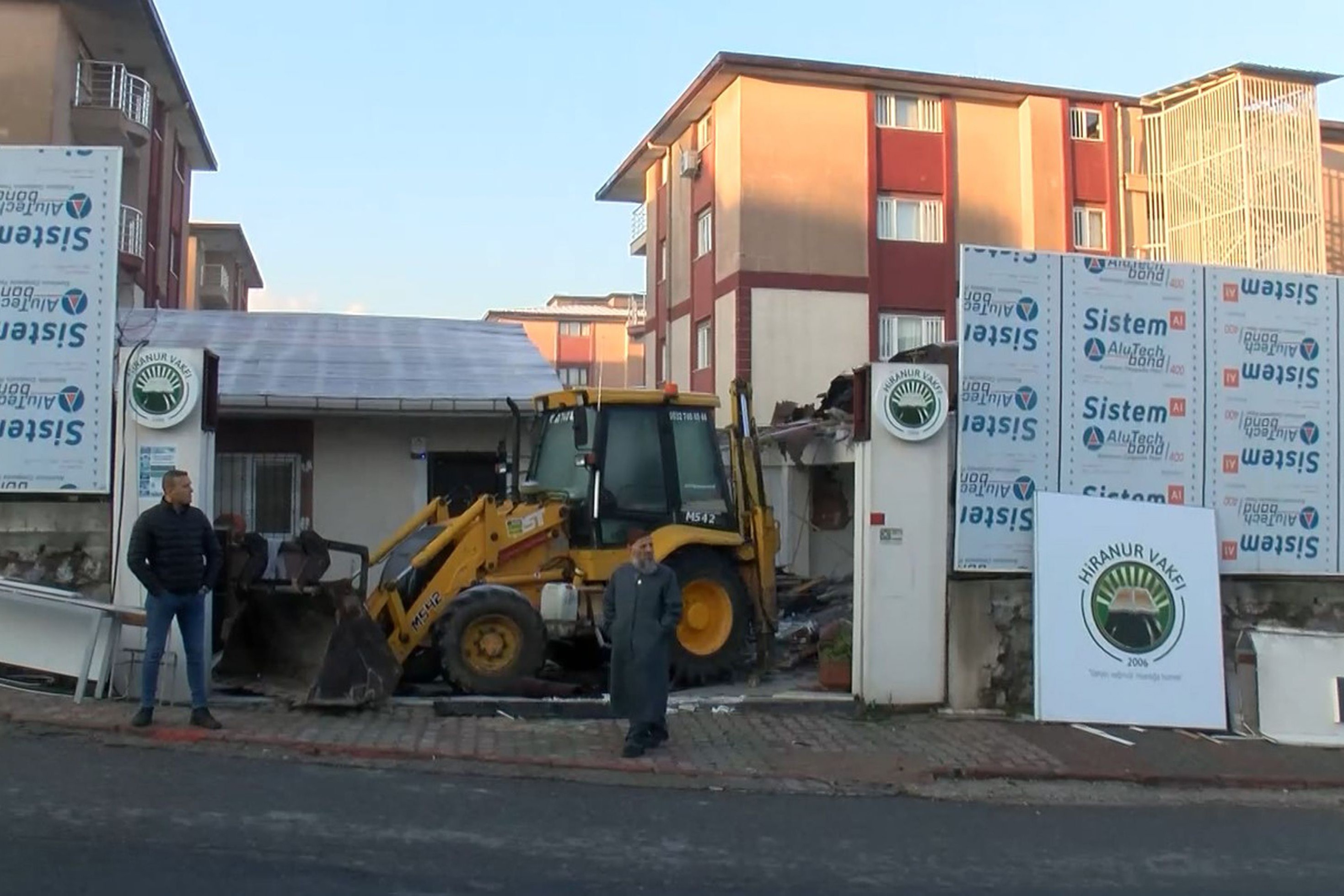 İBB, Hiranur Vakfı'nın Sancaktepe'de bulunan vakıf binasında yıkım yaptı