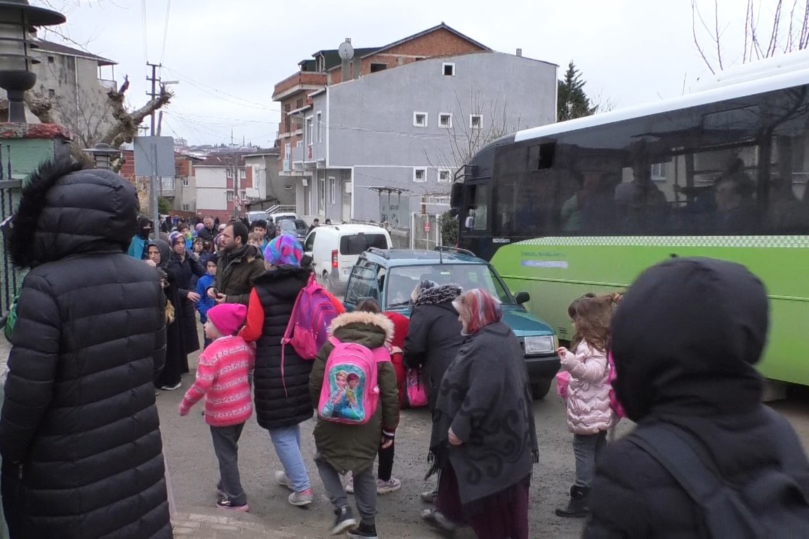 Şehit İlker Ağçay İlkokulunun yolundaki trafik yoğunluğu 