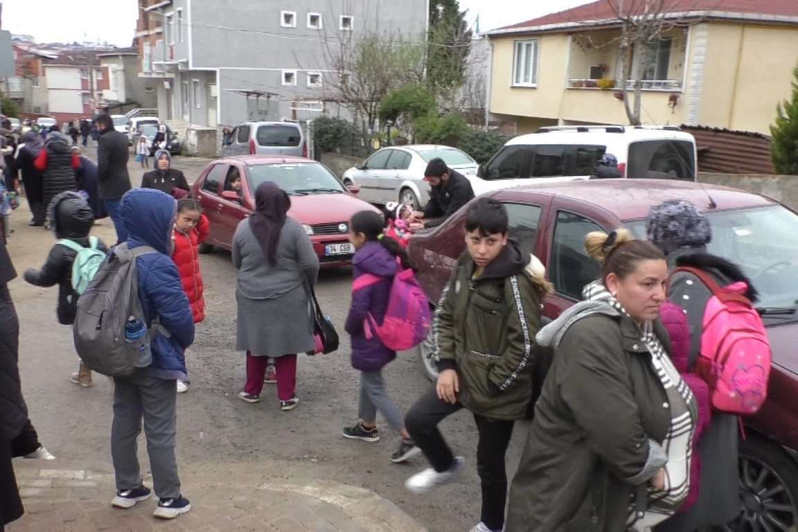 Şehit İlker Ağçay İlkokulunun yolundaki trafik yoğunluğu 