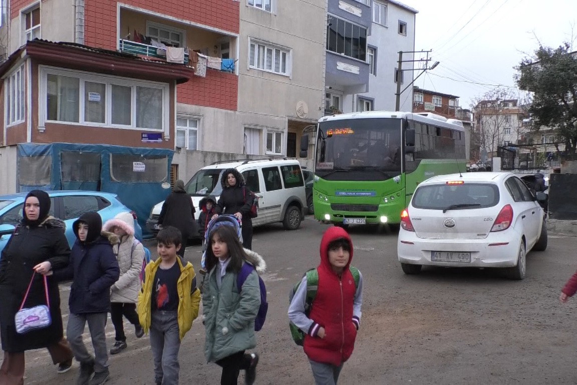 Şehit İlker Ağçay İlkokulunun yolundaki trafik yoğunluğu 