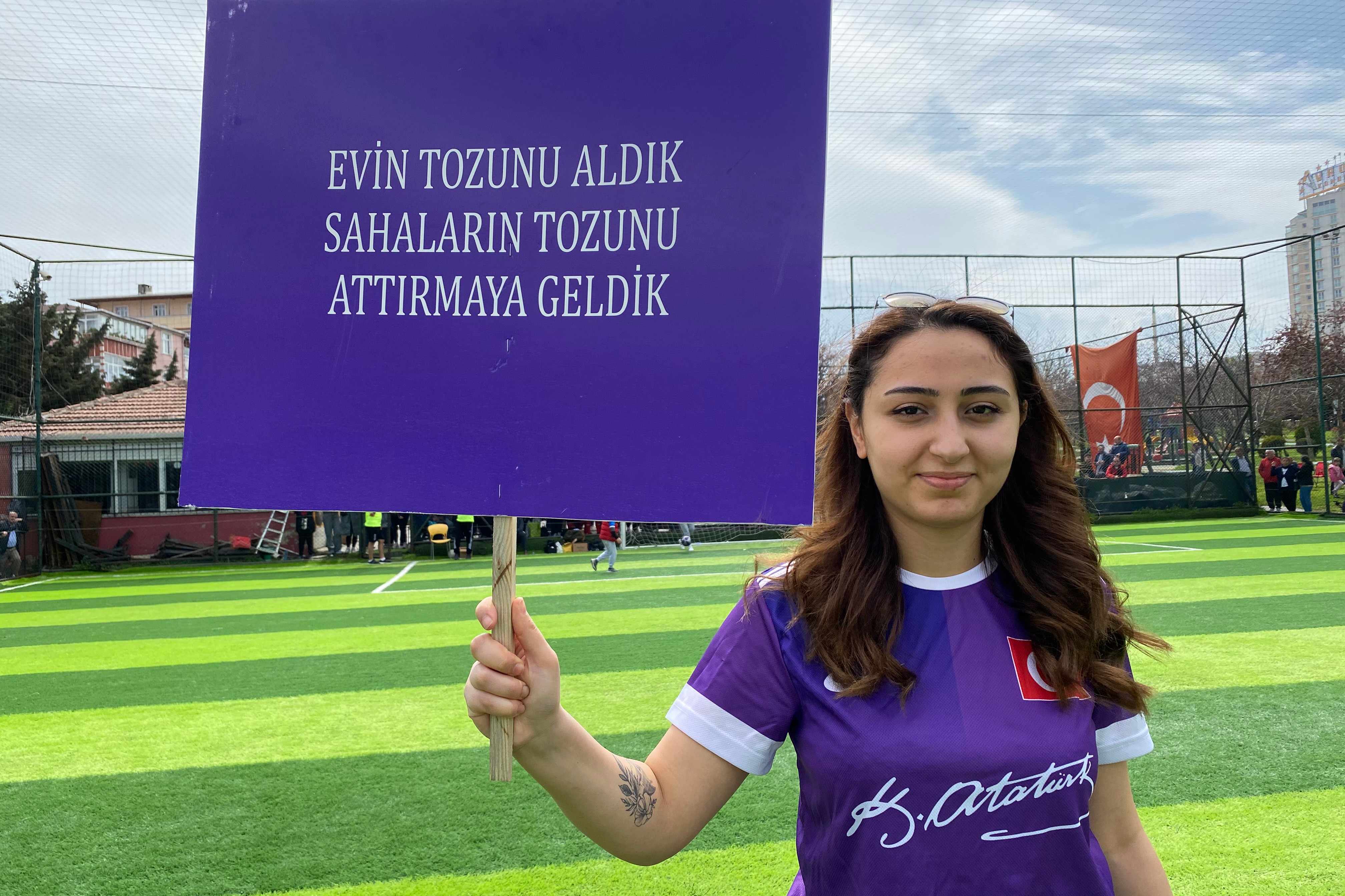 Turnuvaya katılan futbolcu kadınlar..