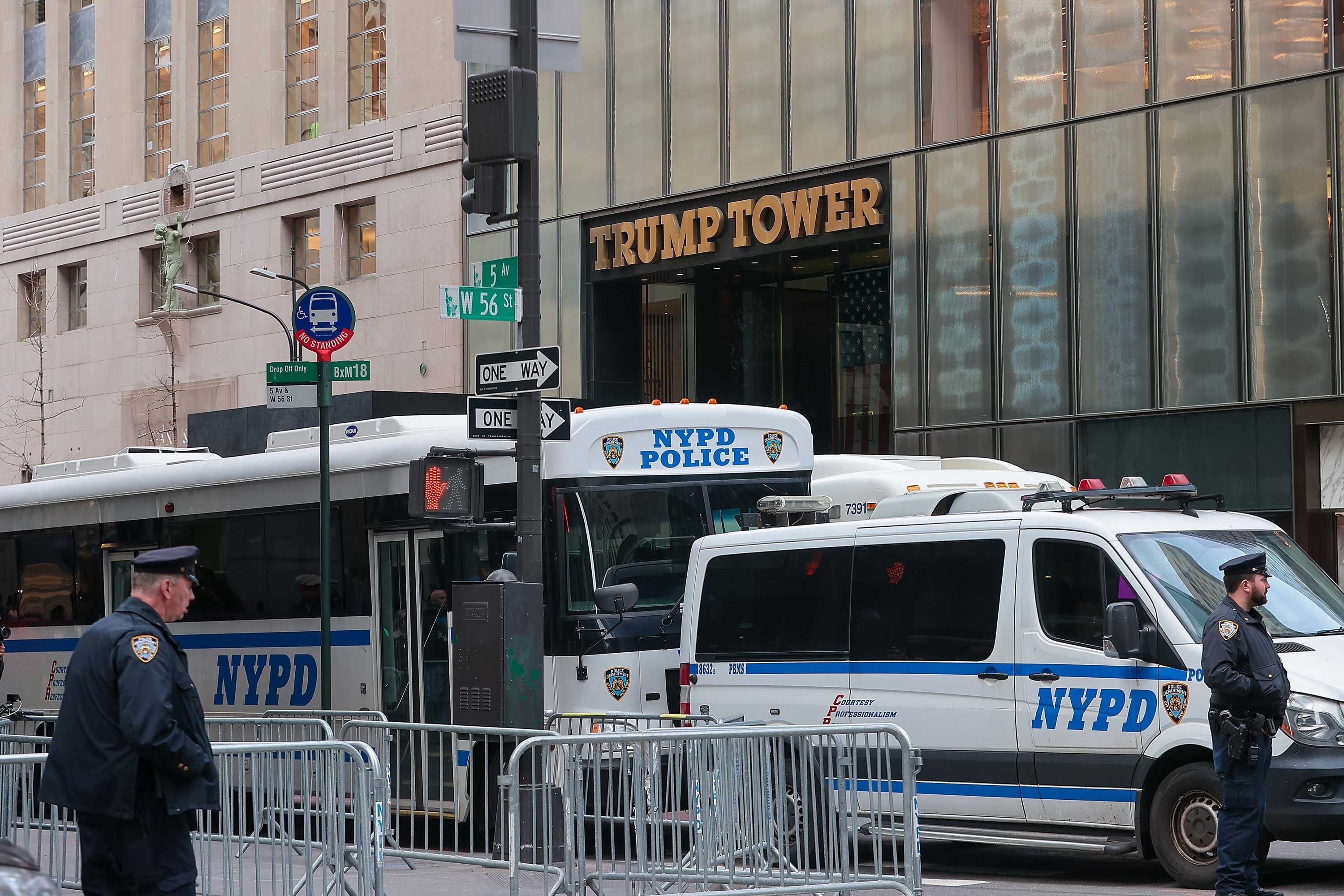 Trump Tower önündeki polisler