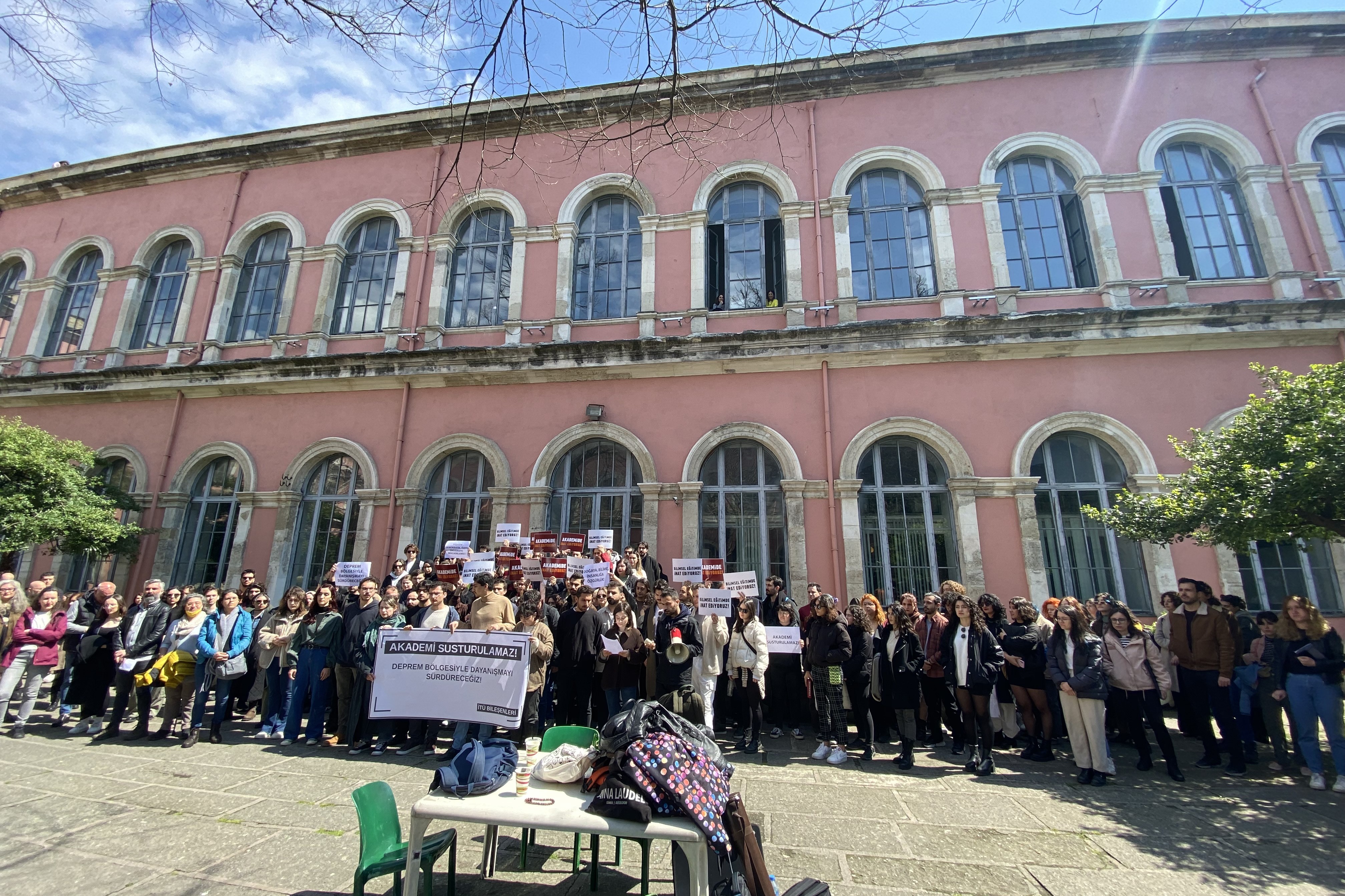 İTÜ bileşenleri Prof. Dr. Funda Yirmibeşoğlu’nun görevden almasını protesto etti