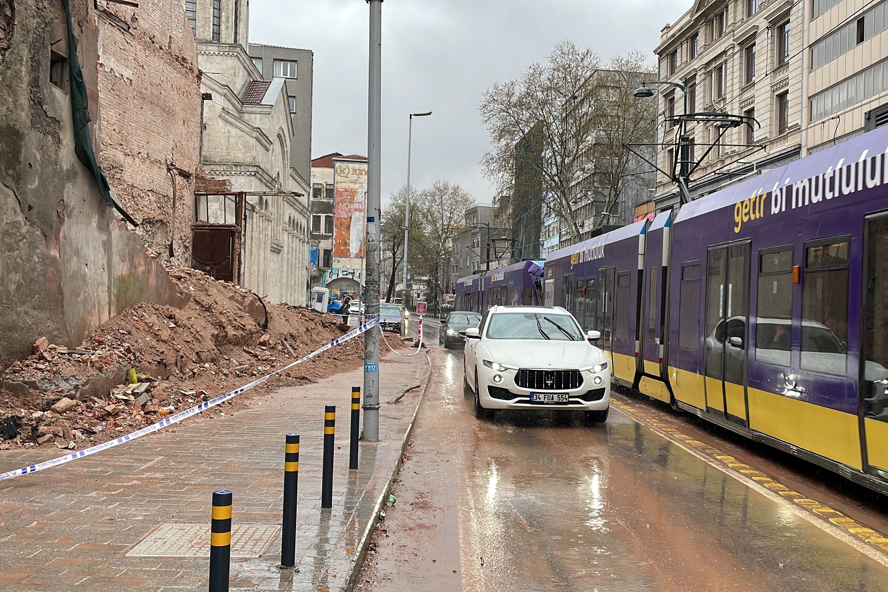 Beyoğlu'nda çöken tarihi binanın molozunun kaldırılmasının ardından yol trafiğe açıldı