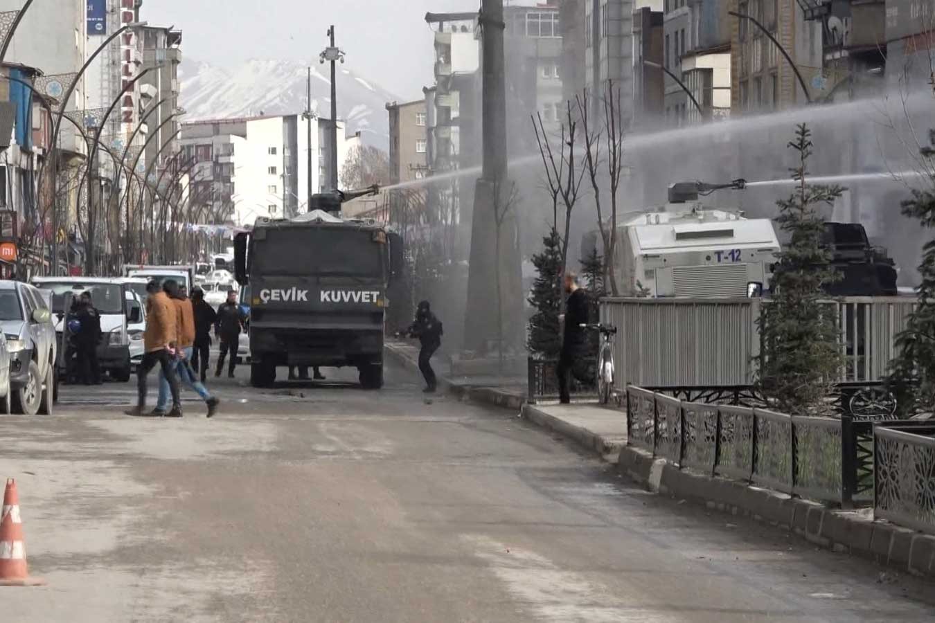 Yüksekova'da halka tazyikli su sıkan polis araçları