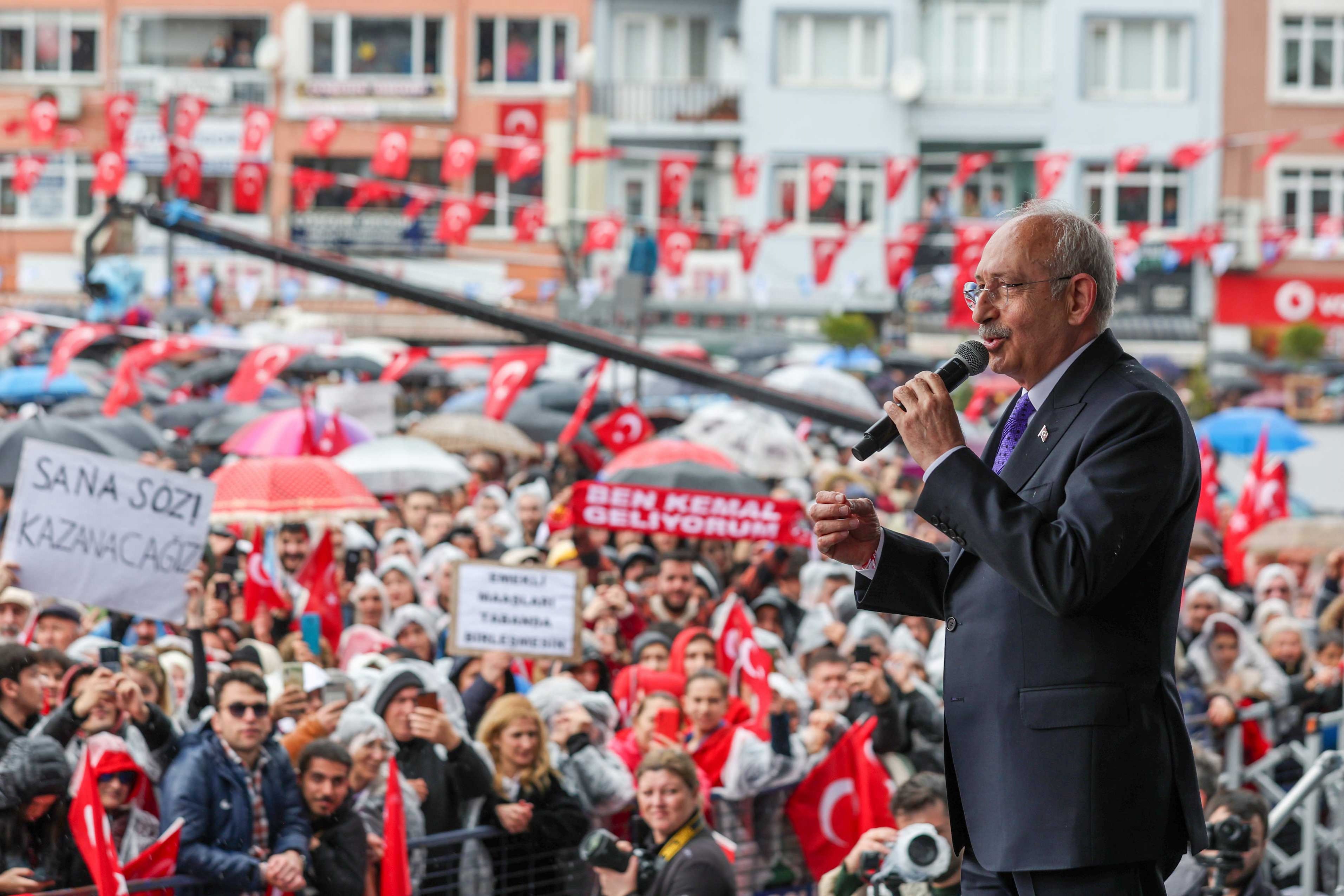 Kemal Kılıçdaroğlu, mitingde halka seslenirken