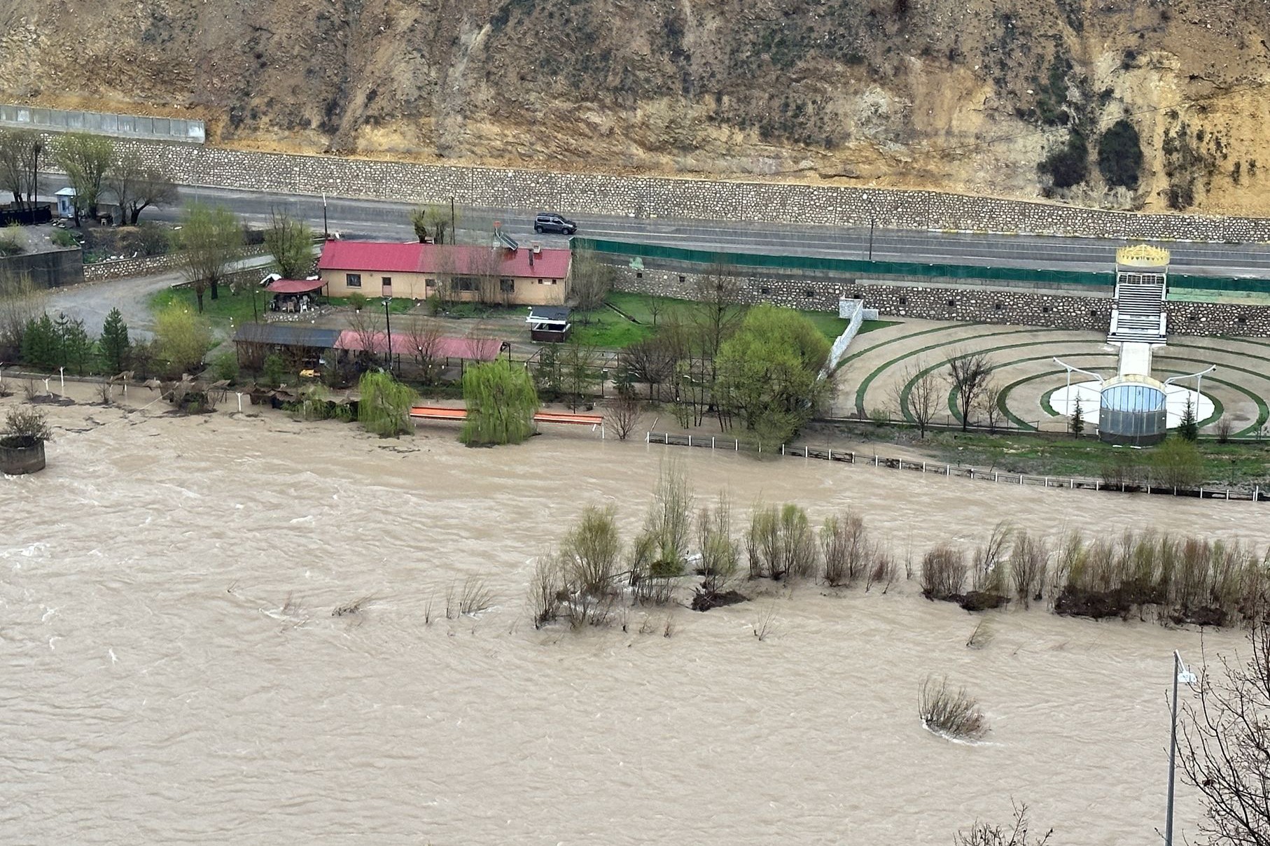 Dersim’de Munzur ve Pülümür çayı taştı