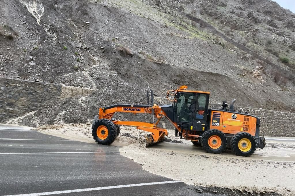 Hakkari'de yağış nedeniyle yollarda heyelan meydana geldi