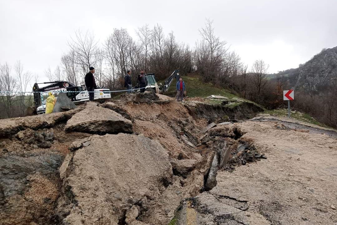 Samsun'da 3 mahalleyi birbirine bağlayan yol çöktü