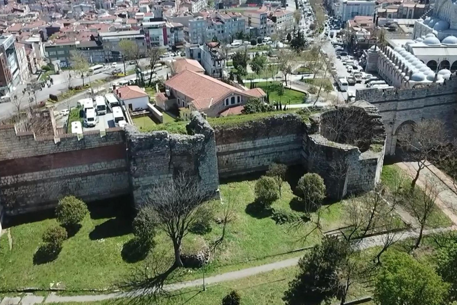 İstanbul surları 'tehlike' altında